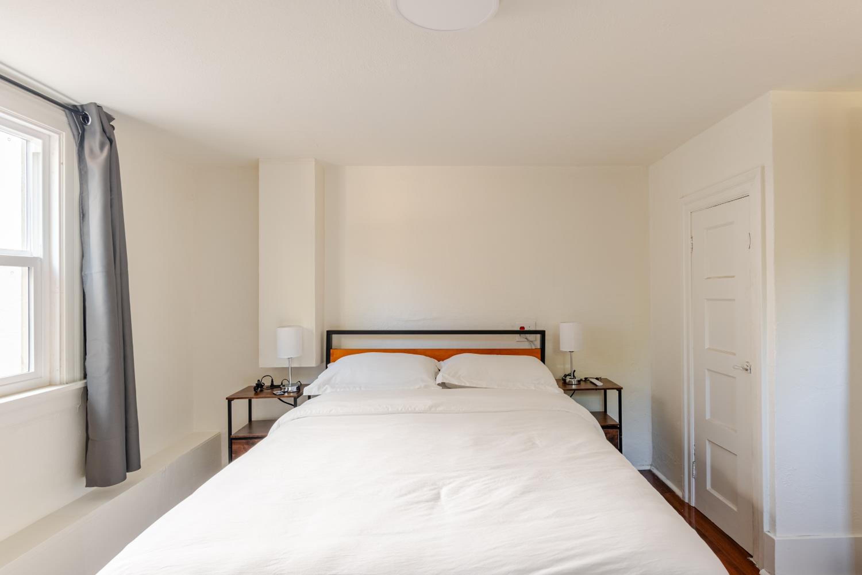 Cozy 5-Bedroom House, Perfect for Family and Work Groups view 5