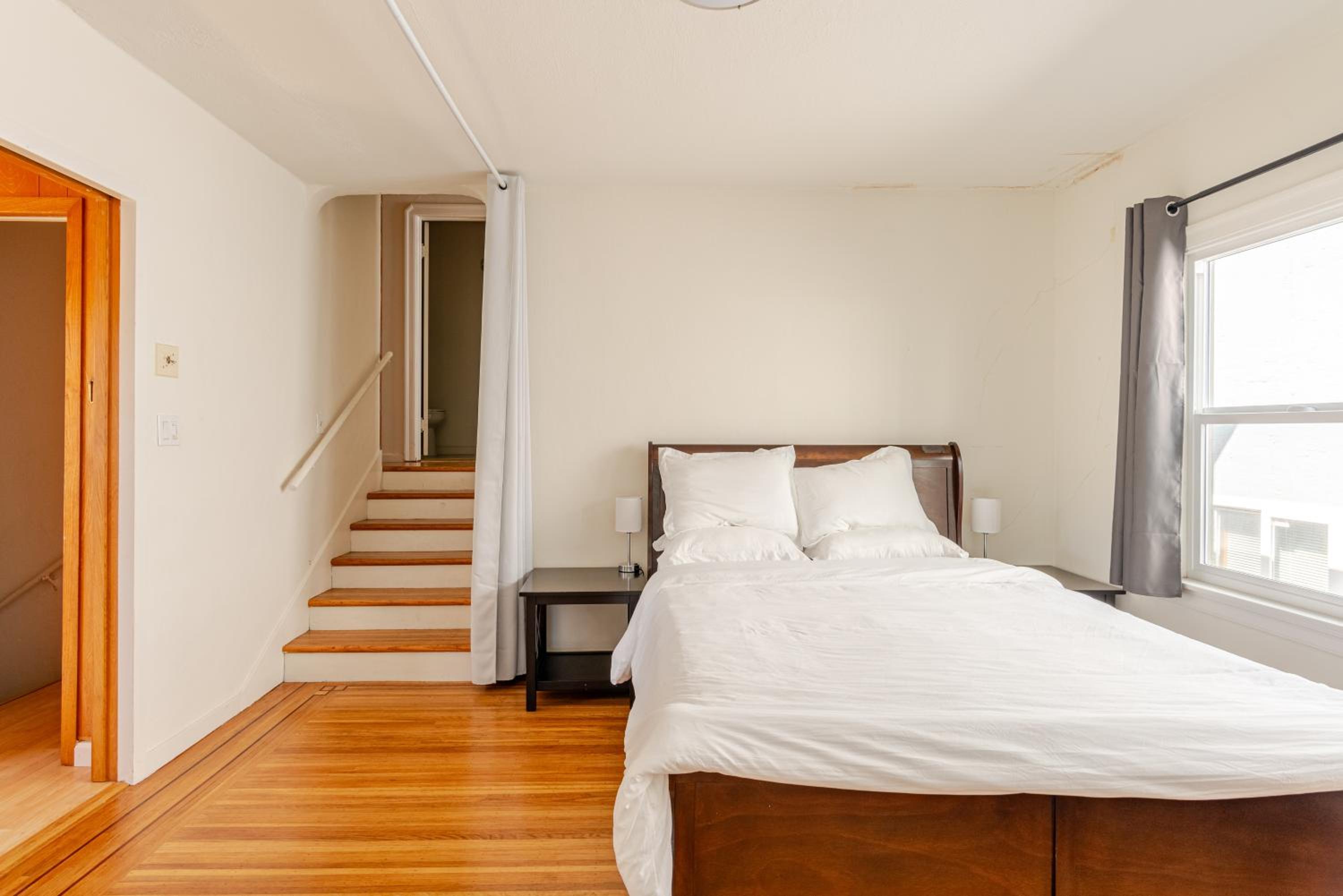 Cozy 5-Bedroom House, Perfect for Family and Work Groups view 4
