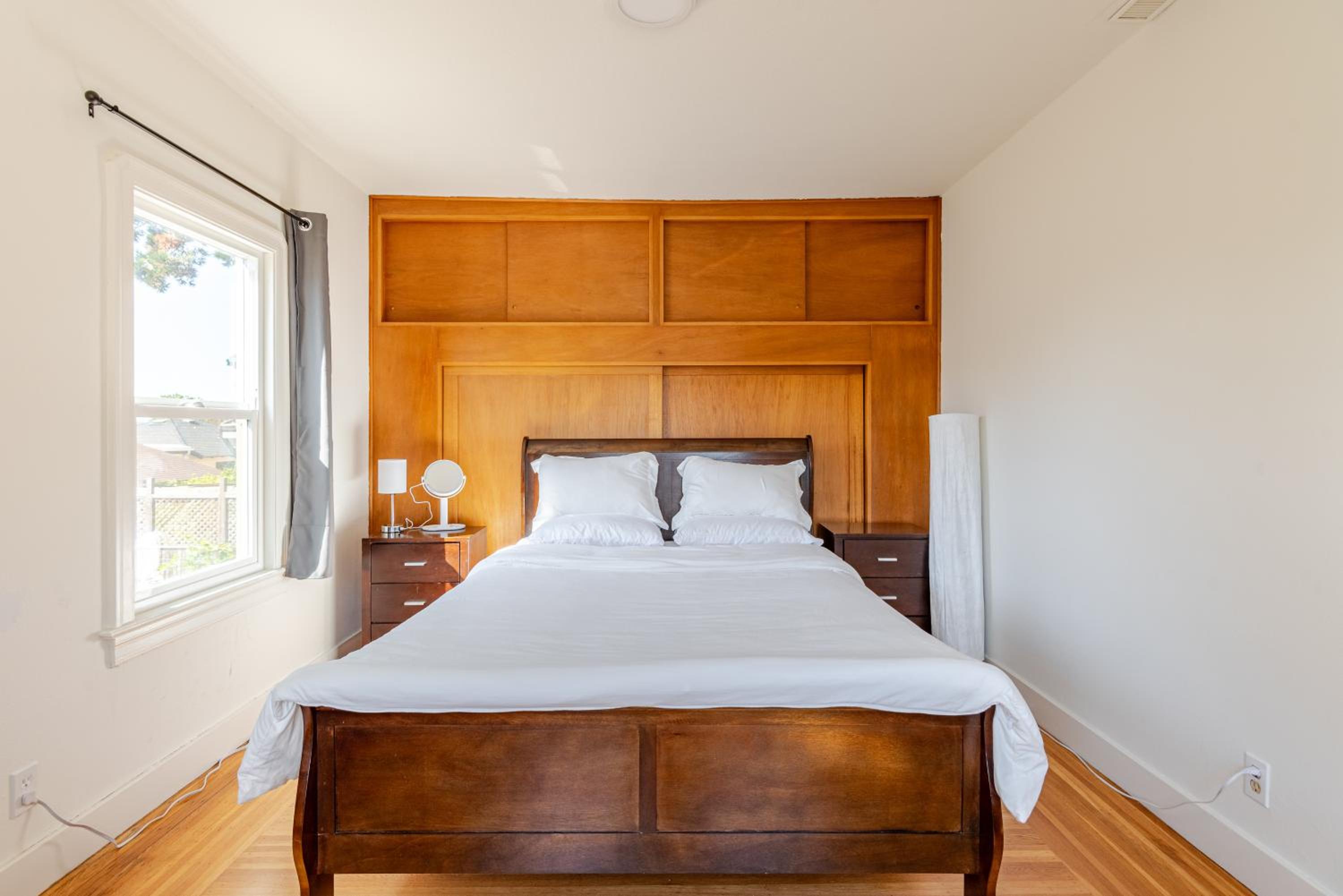 Cozy 5-Bedroom House, Perfect for Family and Work Groups view 2