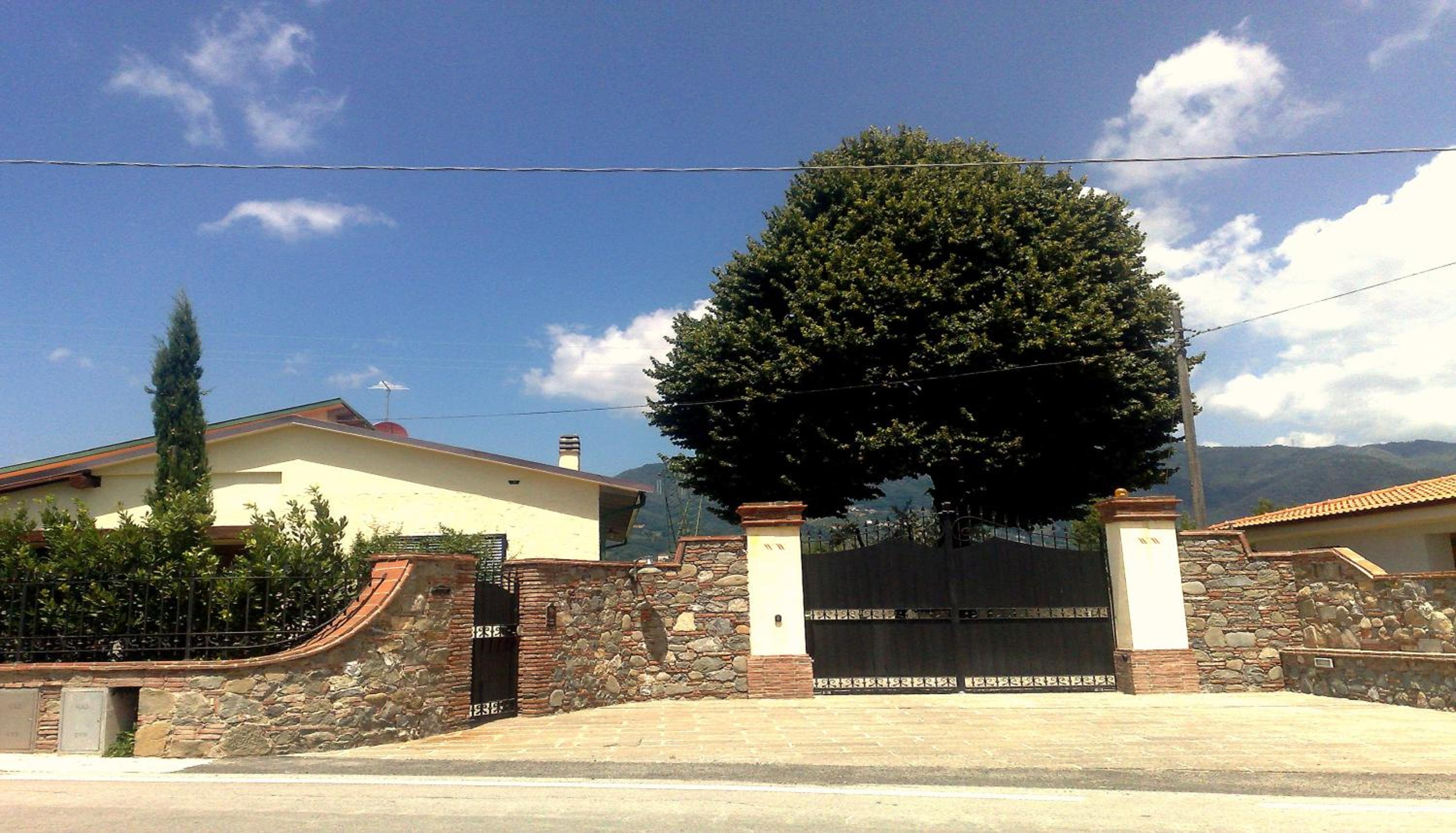 Hotel Villa In Lucca - Image 1