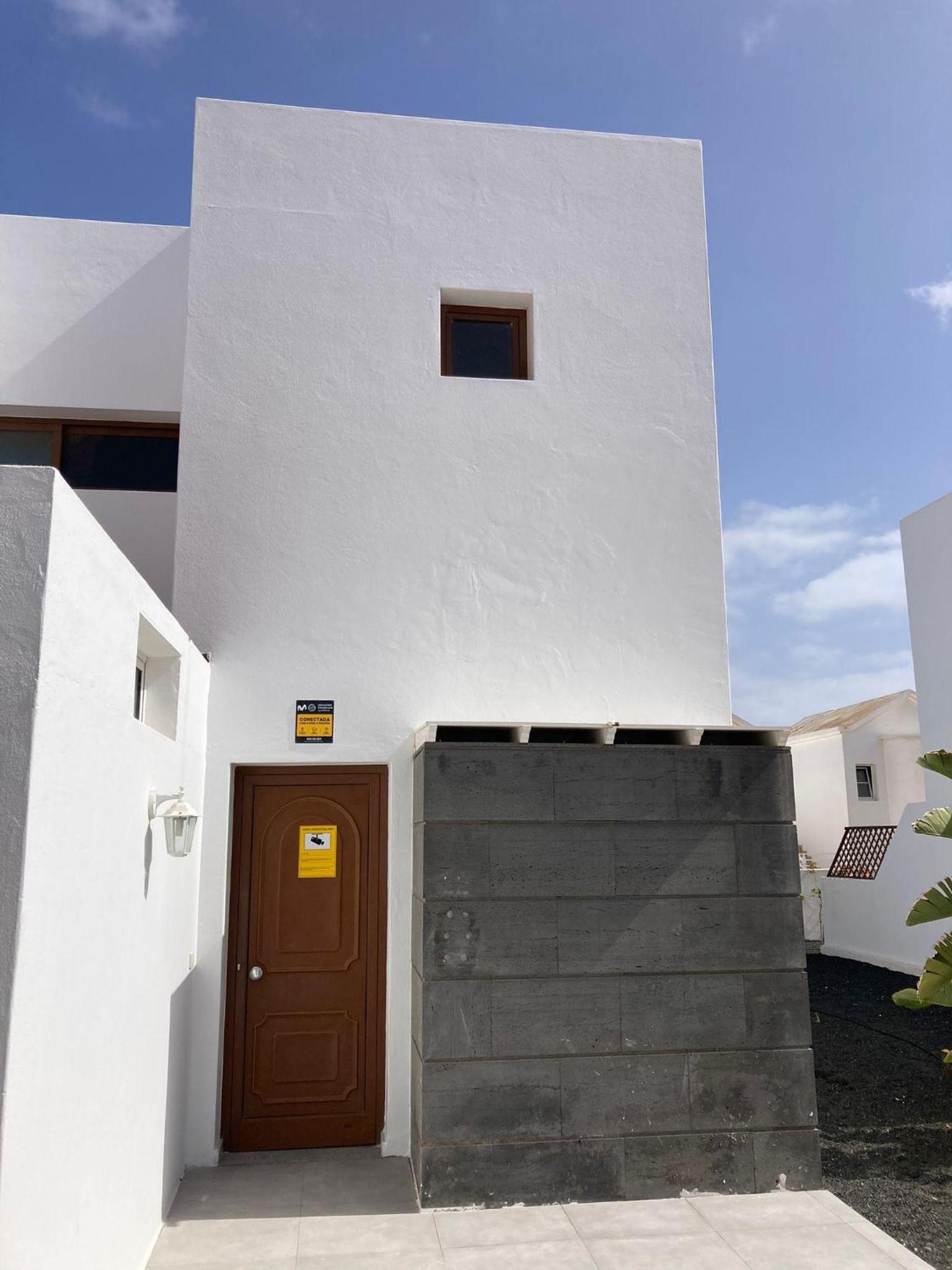 House - Sleeps 4 & Swimming Pool