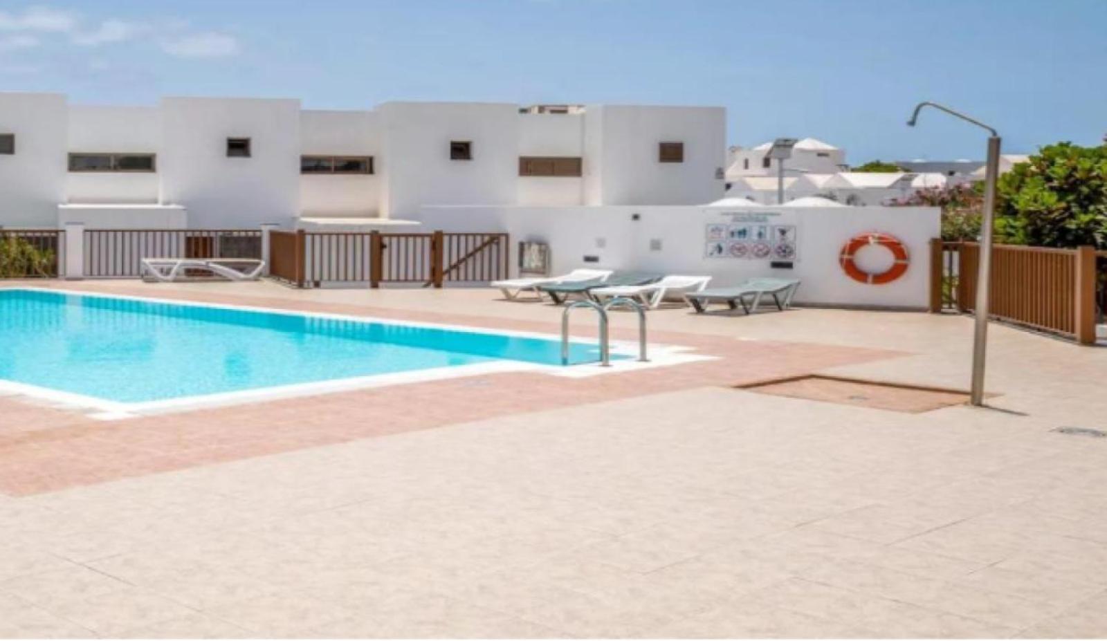 House - Sleeps 4 & Swimming Pool