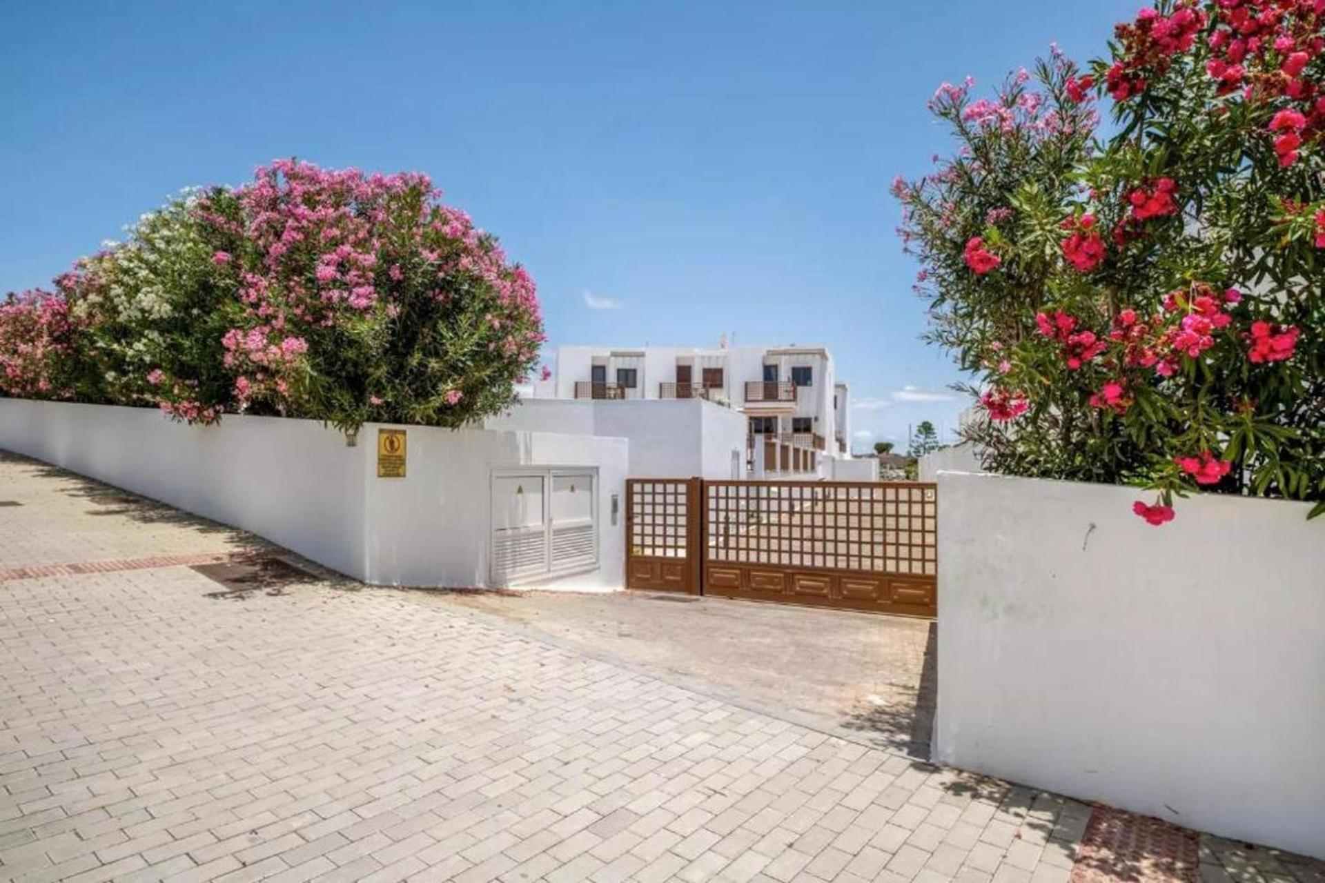 House - Sleeps 4 & Swimming Pool