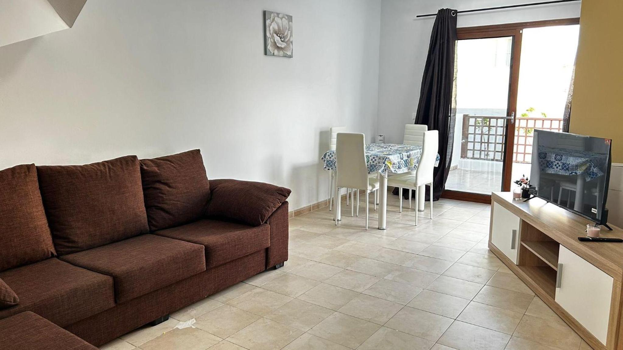 House - Sleeps 4 & Swimming Pool