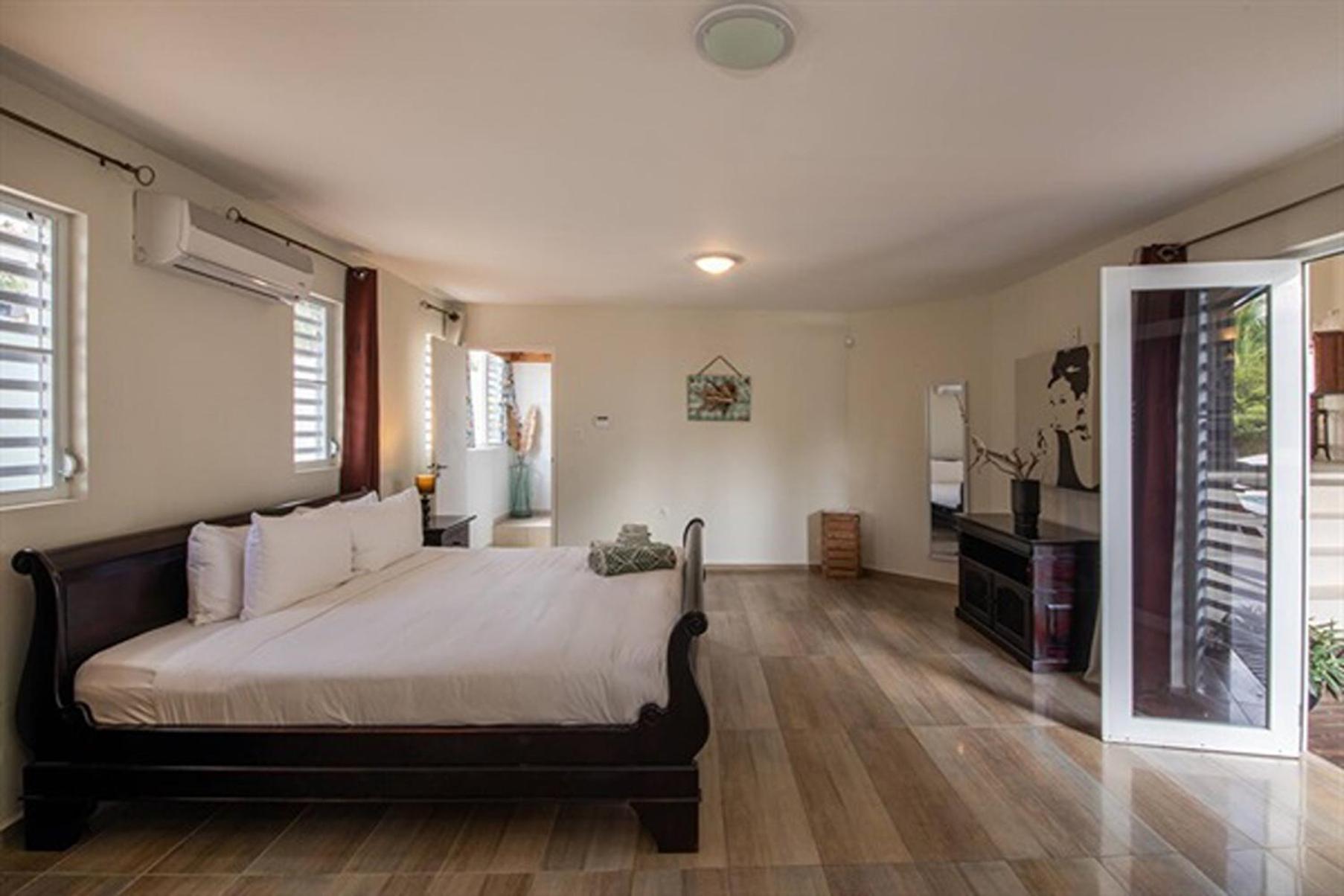 Stunning villa with Private Pool & Spacious Porch