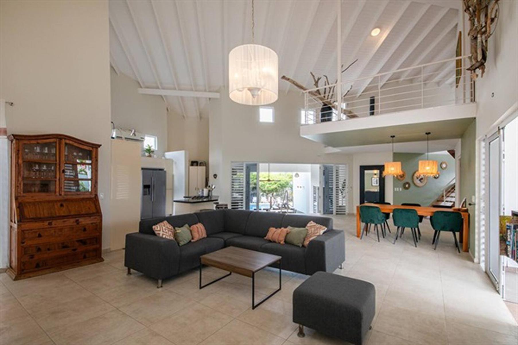 Stunning villa with Private Pool & Spacious Porch