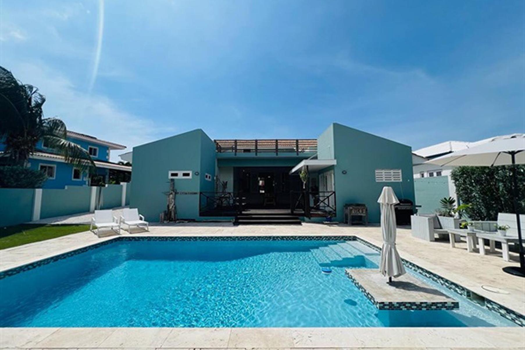 Stunning villa with Private Pool & Spacious Porch