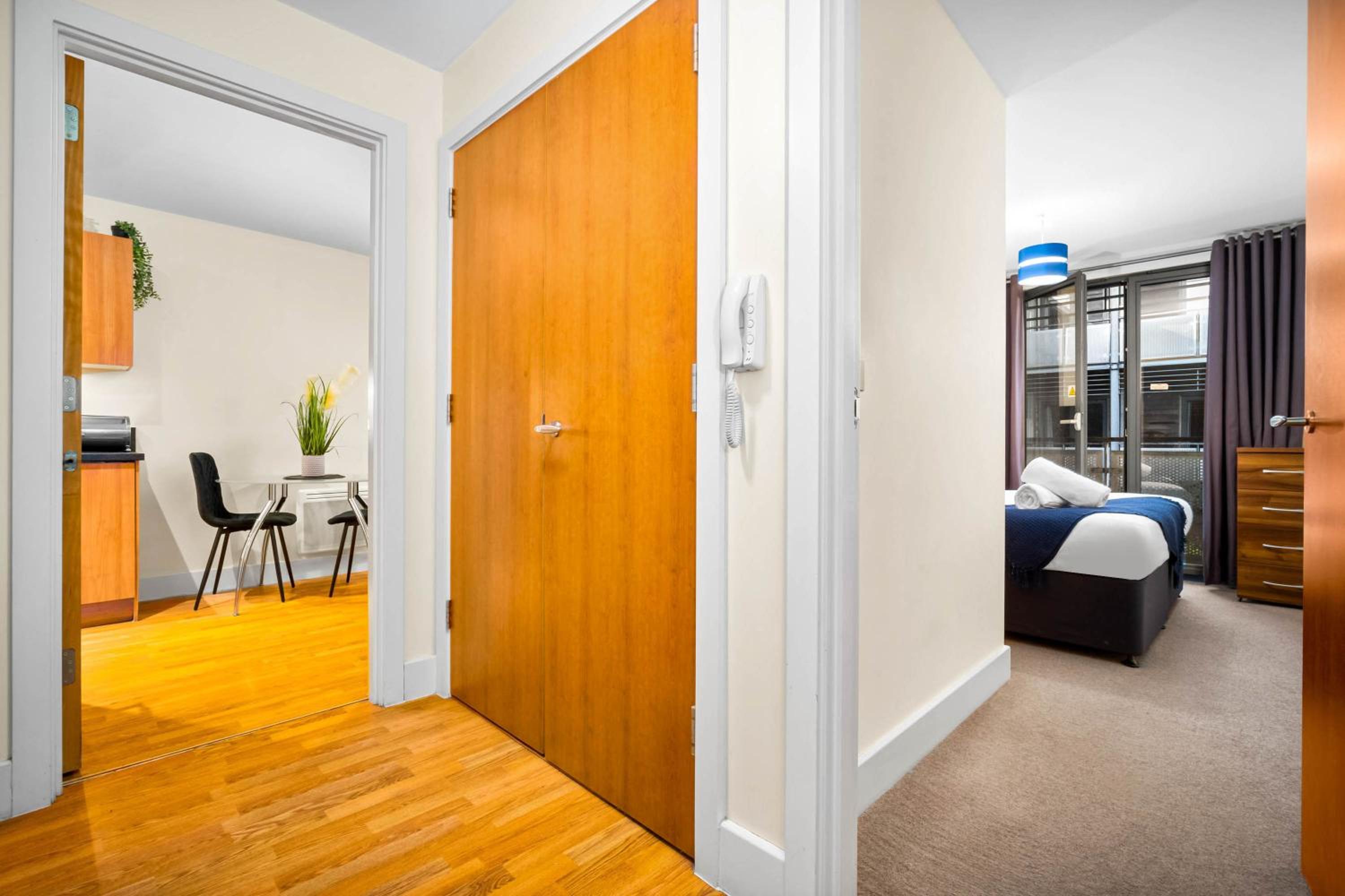 City Centre - Chinatown - Apartment - Balcony - Secure Parking - Fast WIFI - 39A view 2