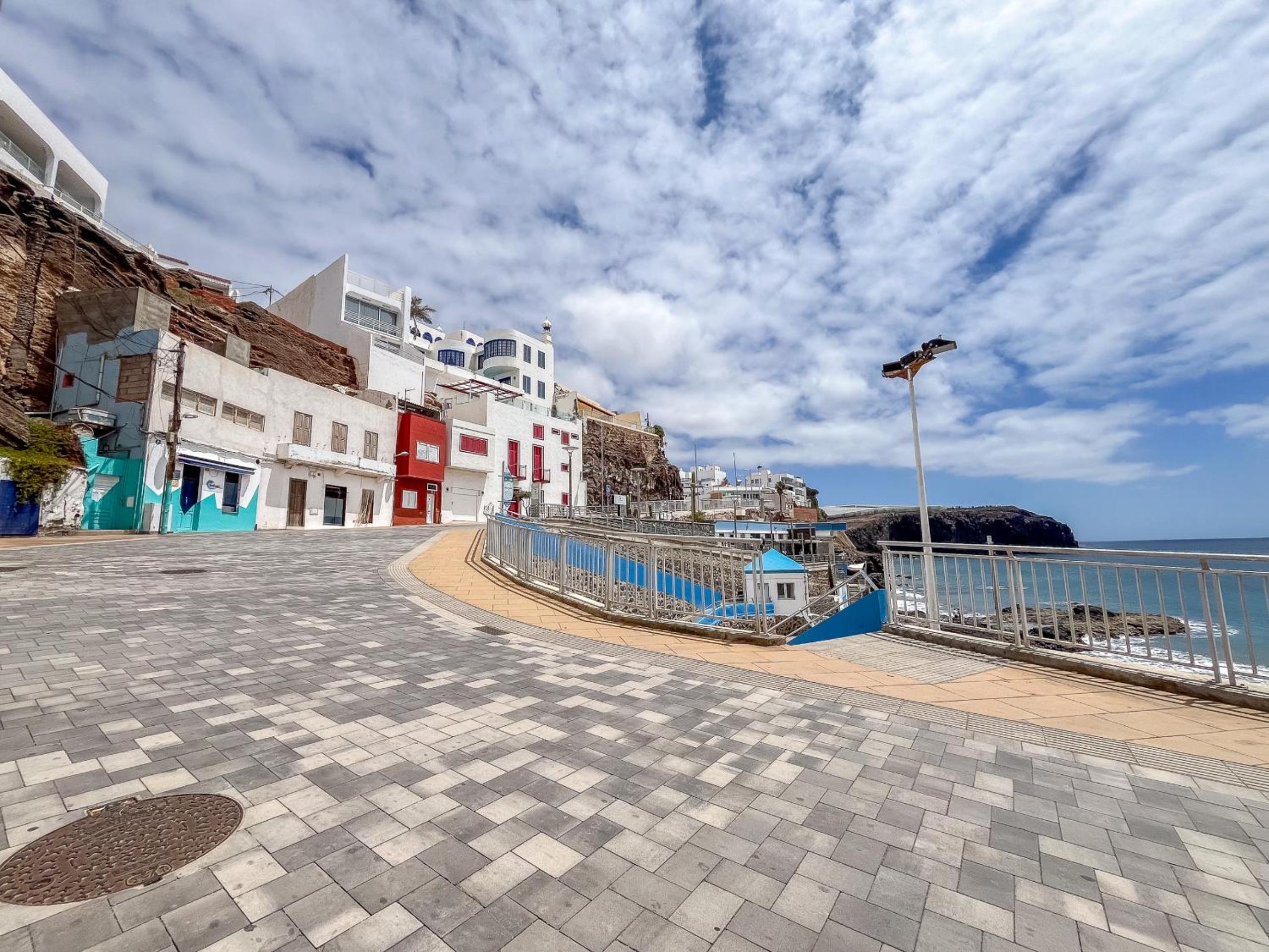 Sardina Balcony Home - 2 min walk to beach view 2