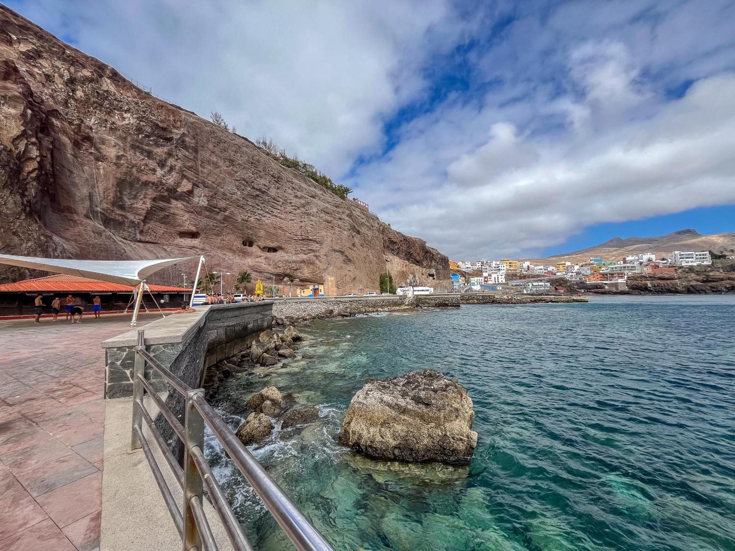 Sardina Balcony Home - 2 min walk to beach view 4