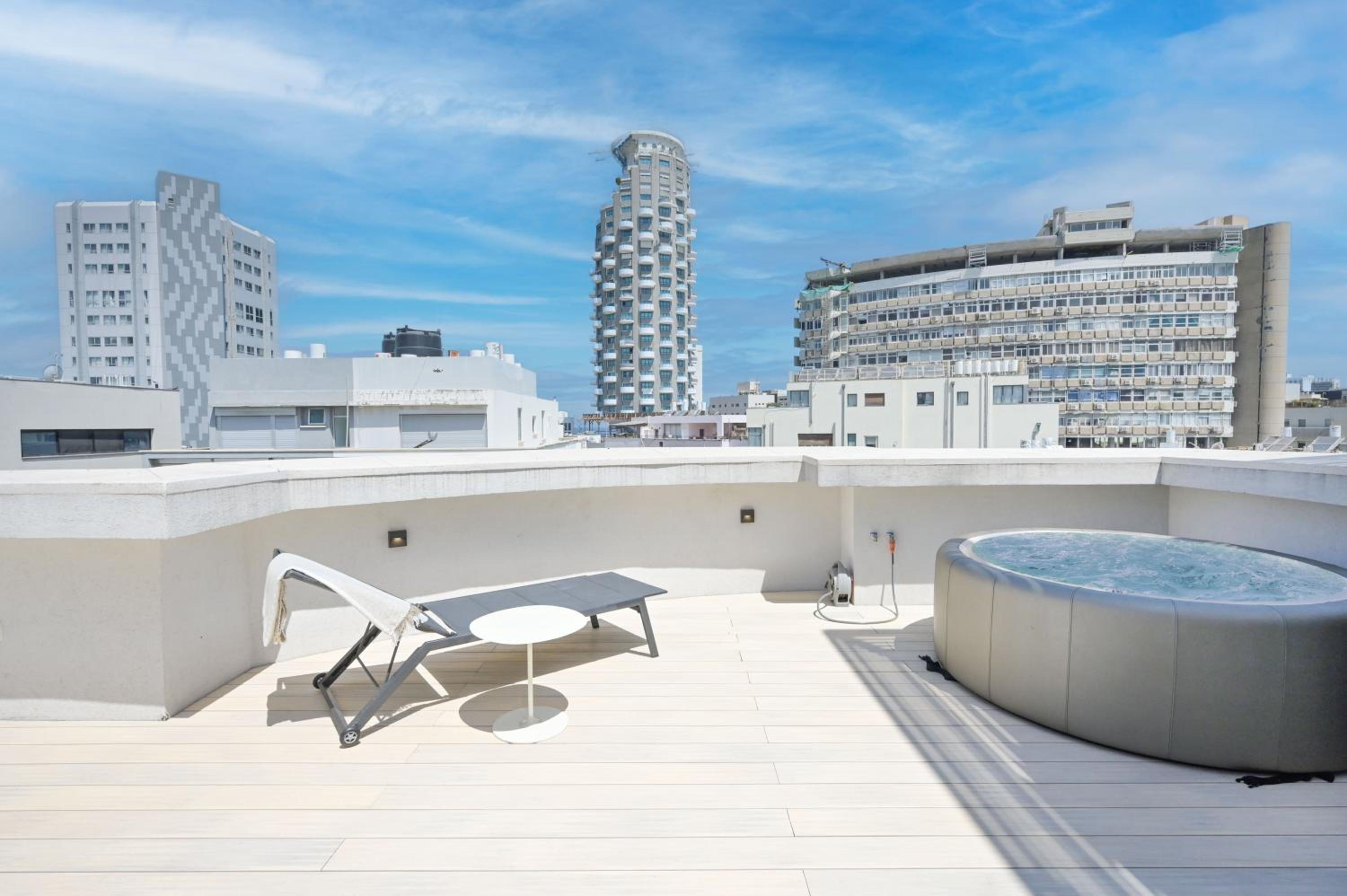 Spacious 4BR near the beach w Jacuzzi by HolyGuest view 2