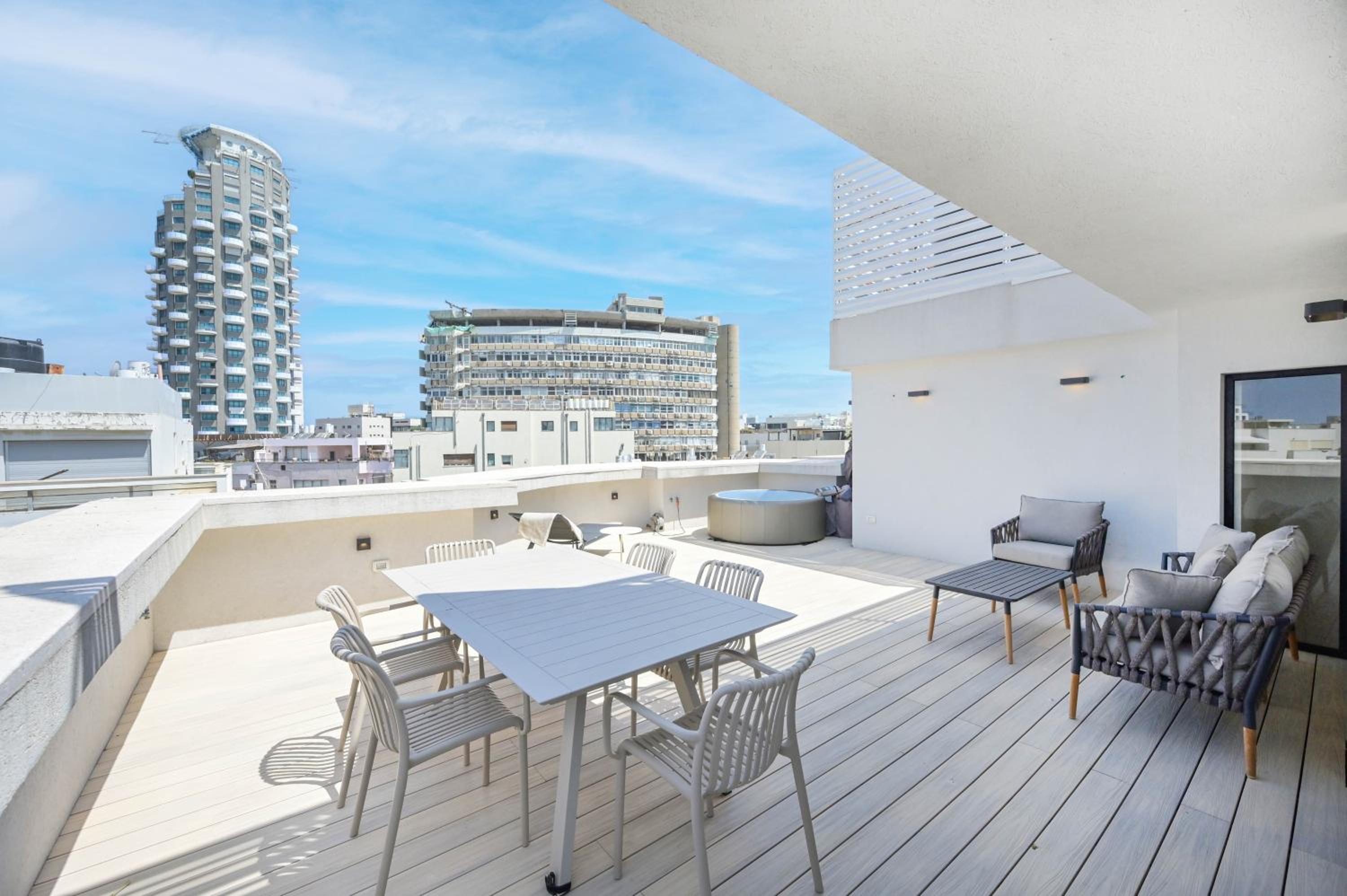 Spacious 4BR near the beach w Jacuzzi by HolyGuest view 3