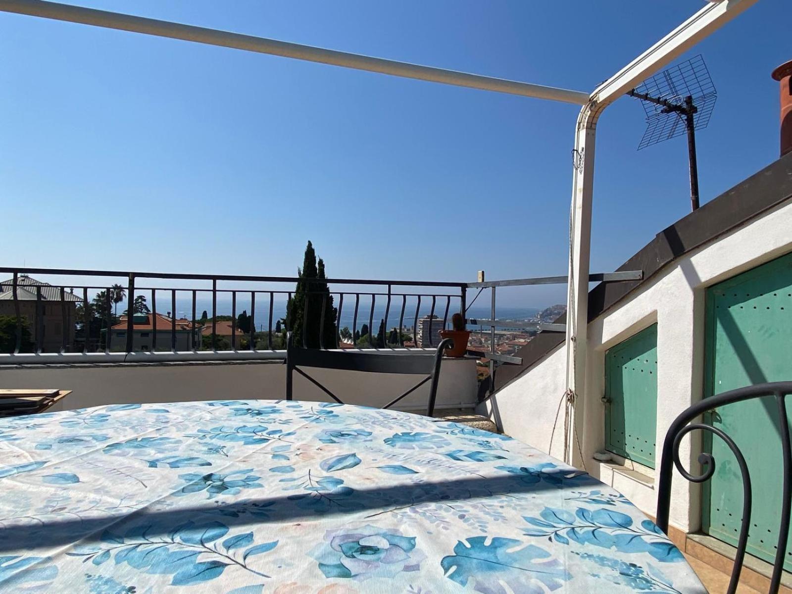 Blue Sky en Imperia — balance & terrace