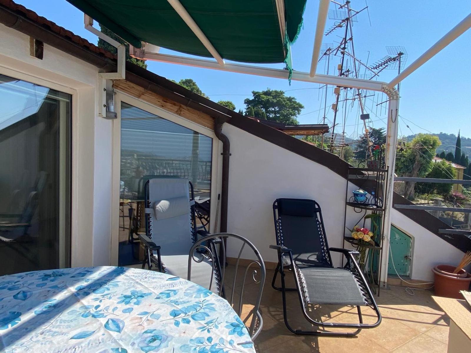 Blue Sky en Imperia — balance & terrace