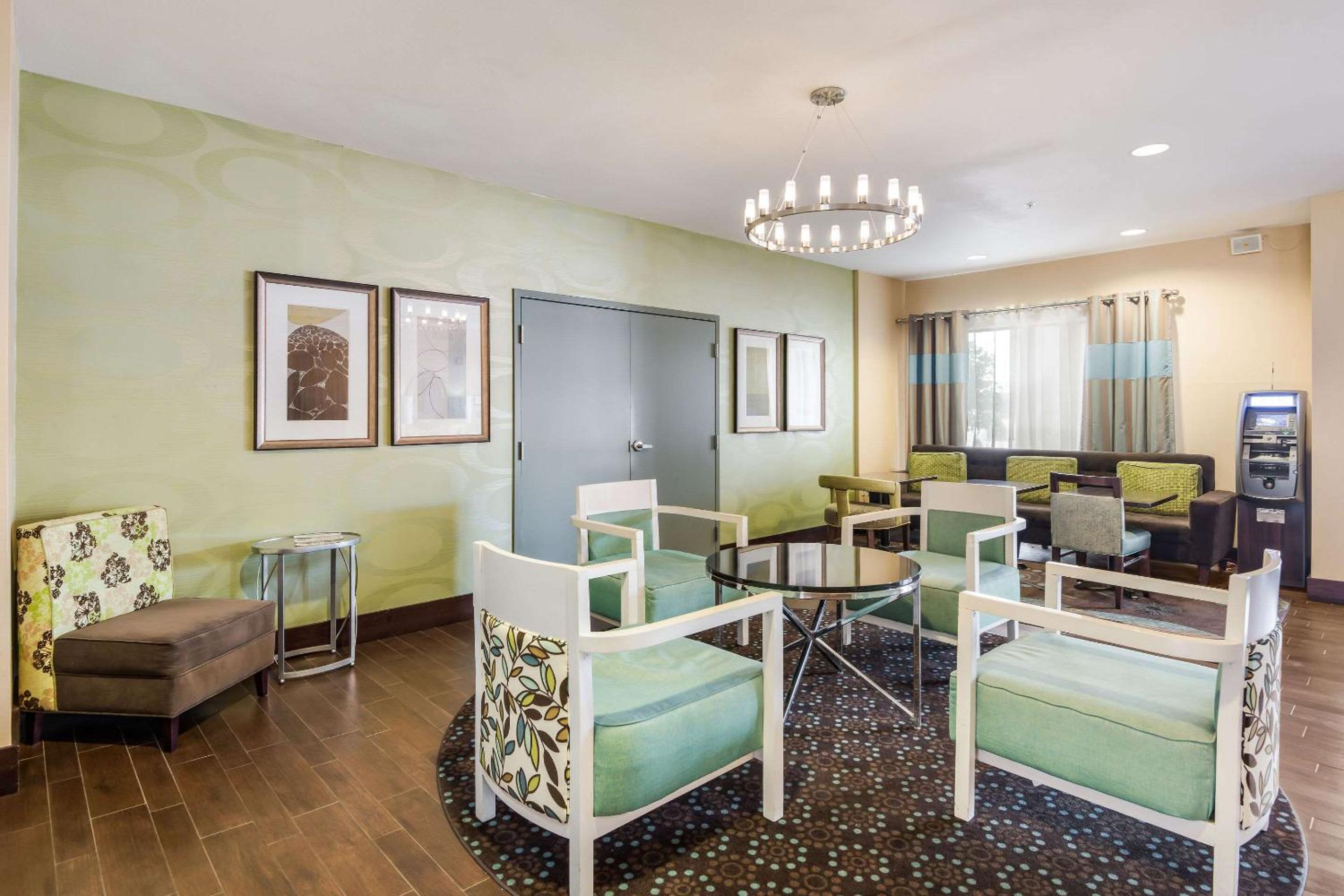 Hannibal Vacations - Quality Inn  Suites Quincy - Downtown - Property Image 5