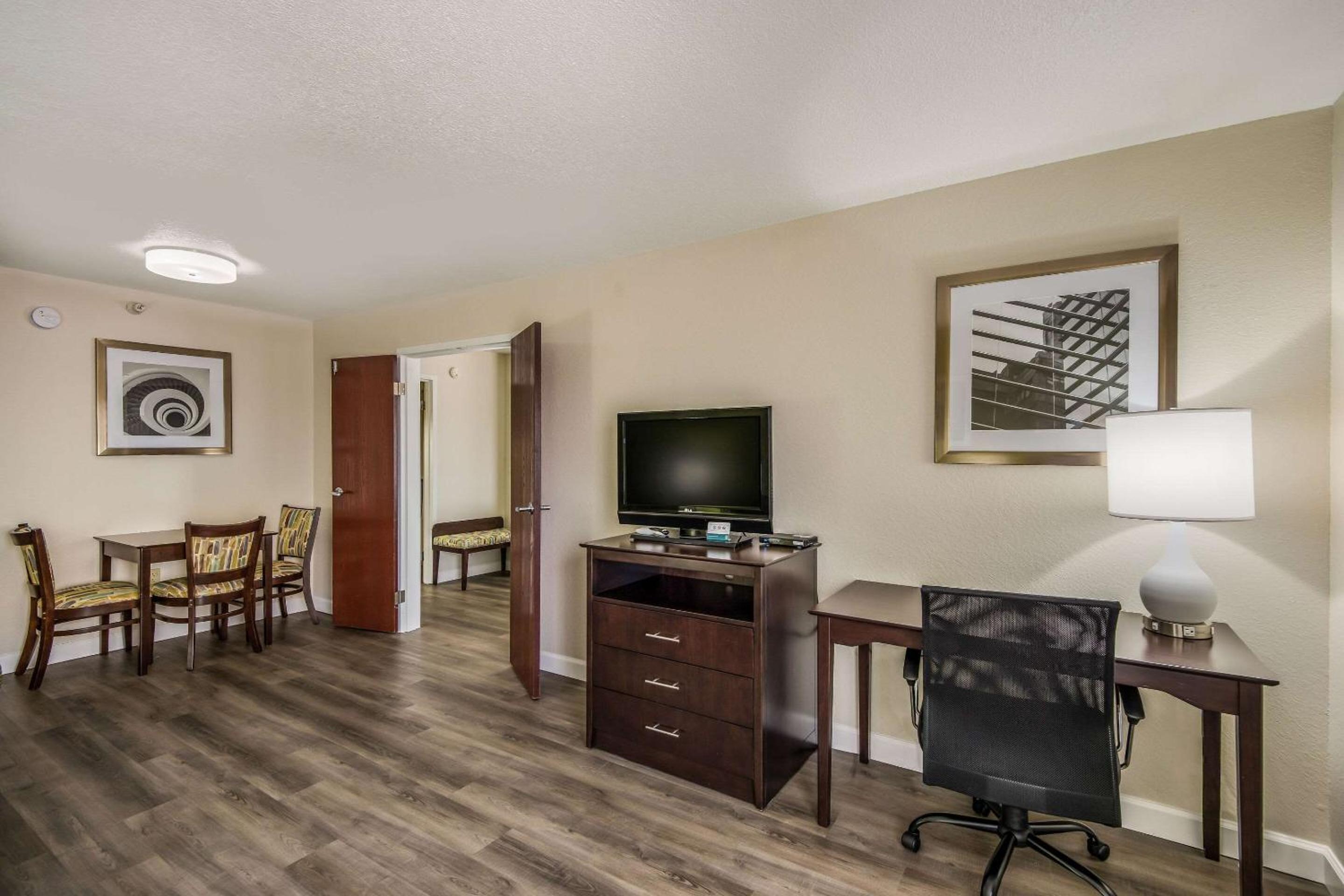 Quincy Vacations - Quality Inn  Suites Quincy - Downtown - Property Image 6