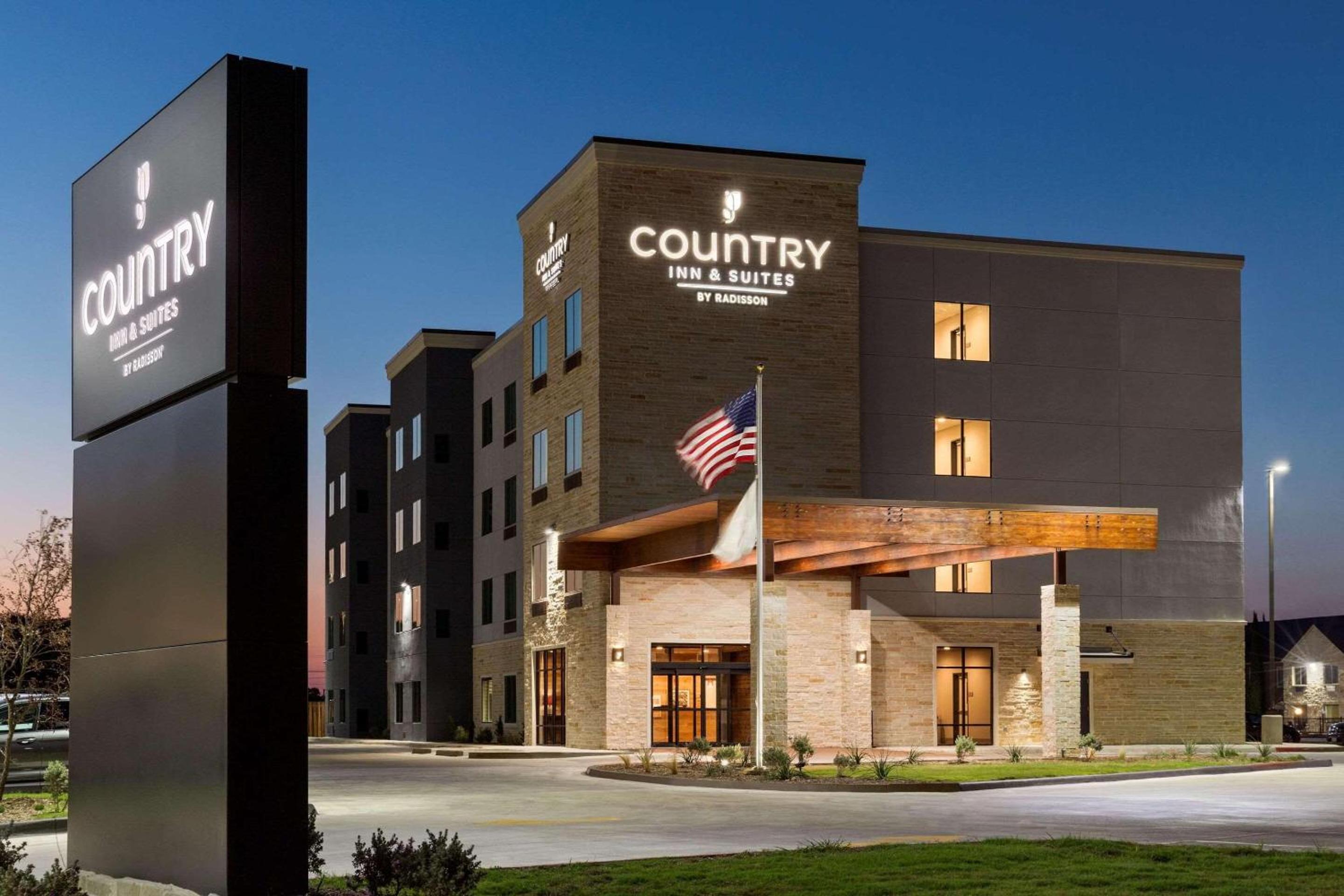 Hotel Country Inn & Suites by Radisson, New Braunfels, TX - Image 1