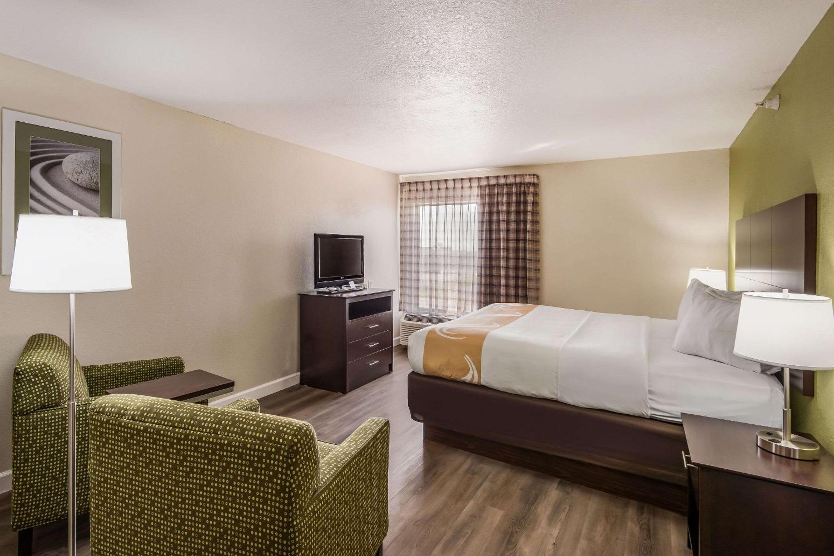 Quincy Vacations - Quality Inn  Suites Quincy - Downtown - Property Image 9