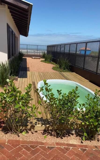 Casa com piscina a beira mar