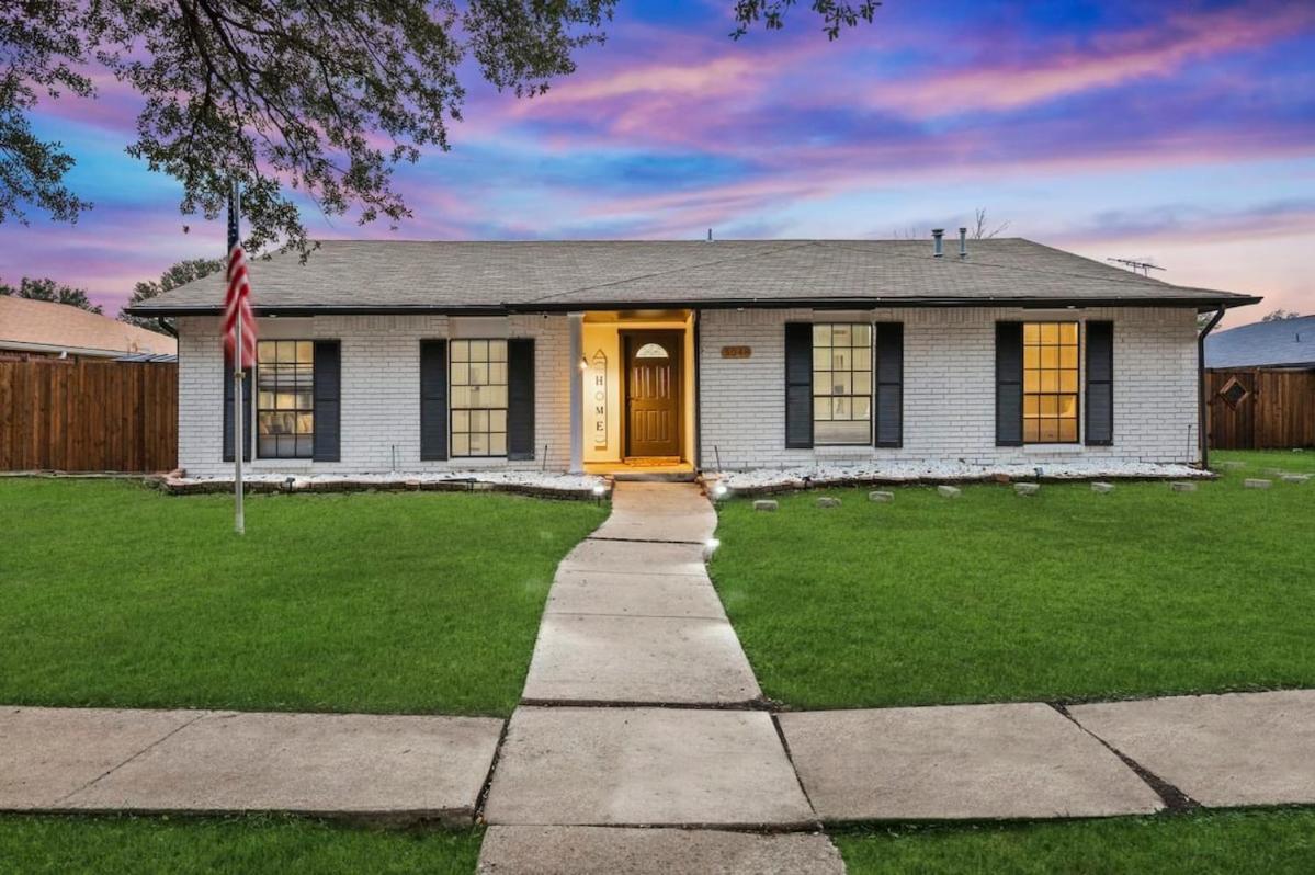 Hotel Luxurious 5BR 2BA Holiday Home with Pool, Grill, Sauna & Game Room - Image 1