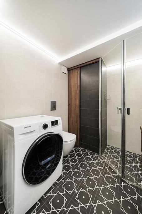 Stylish Loft with an Amazing Roof Top Terrace by URBAN RENT view 5