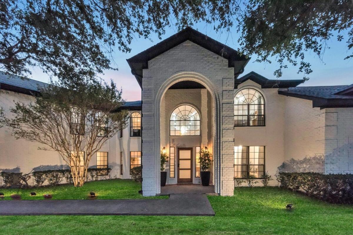 Lakefront Luxe 6BR 4,5BA Holiday Home with Pool & Hot Tub
