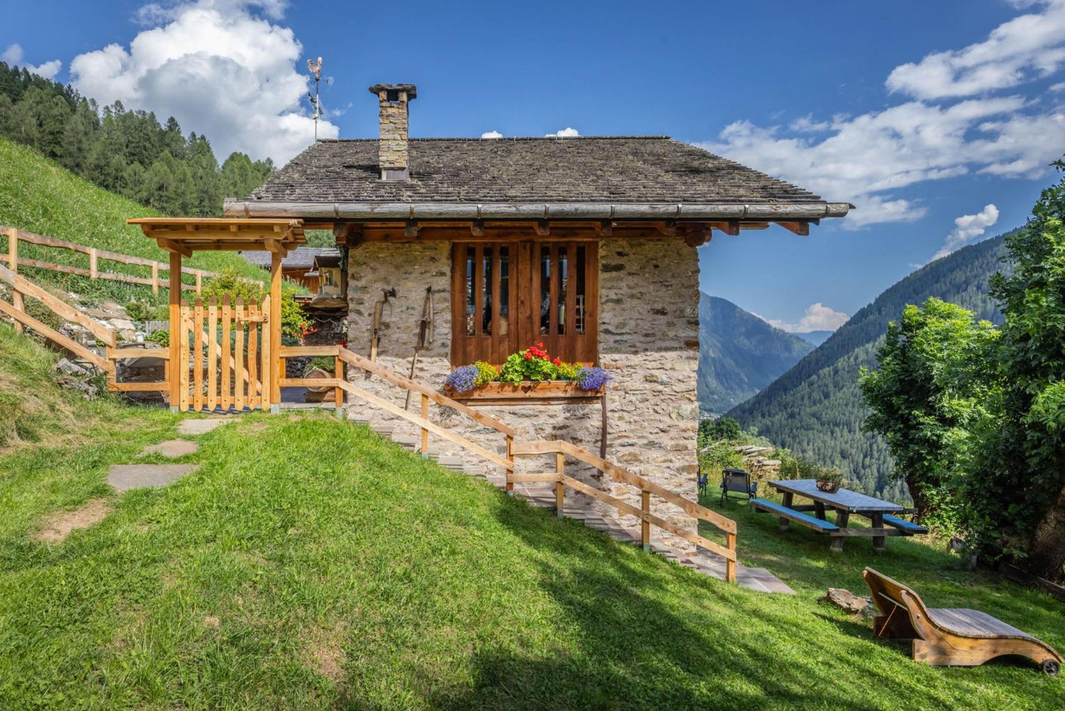 Baita Mas Sternai nel Parco Nazionale dello Stelvio view 2