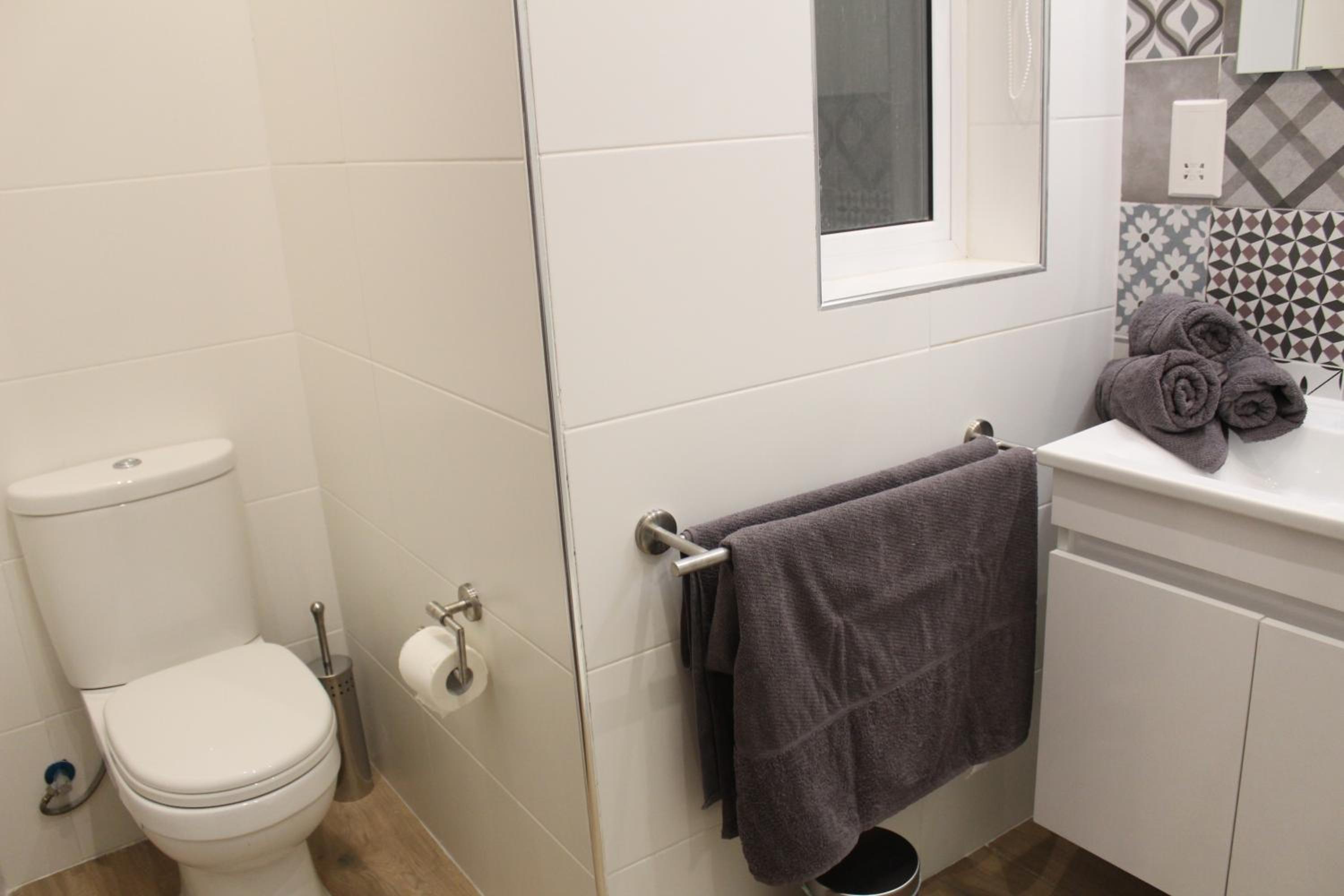 Corner bright apartment in central area of Gzira - 5min walk to Promenade view 2