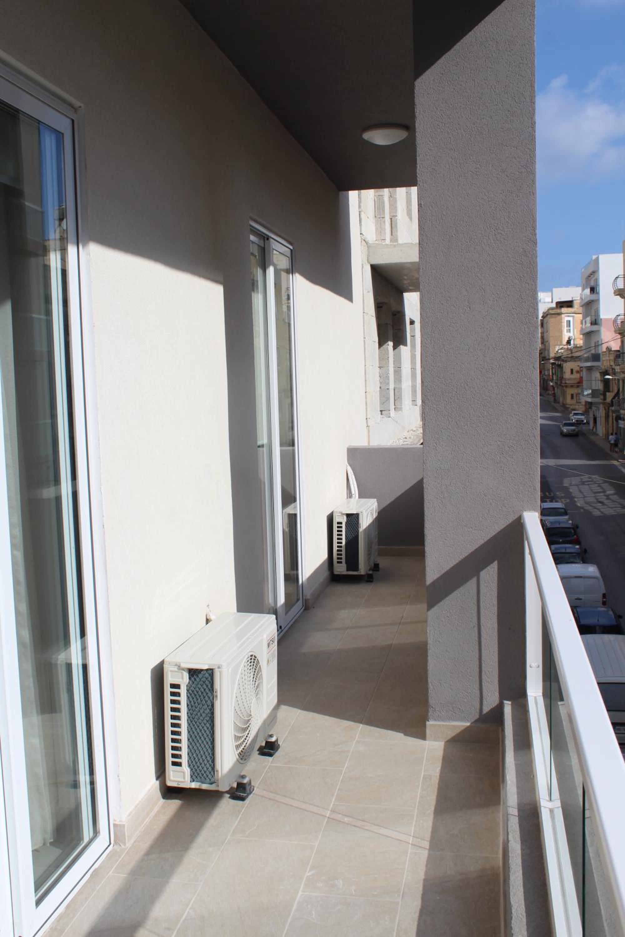 Corner bright apartment in central area of Gzira - 5min walk to Promenade view 3