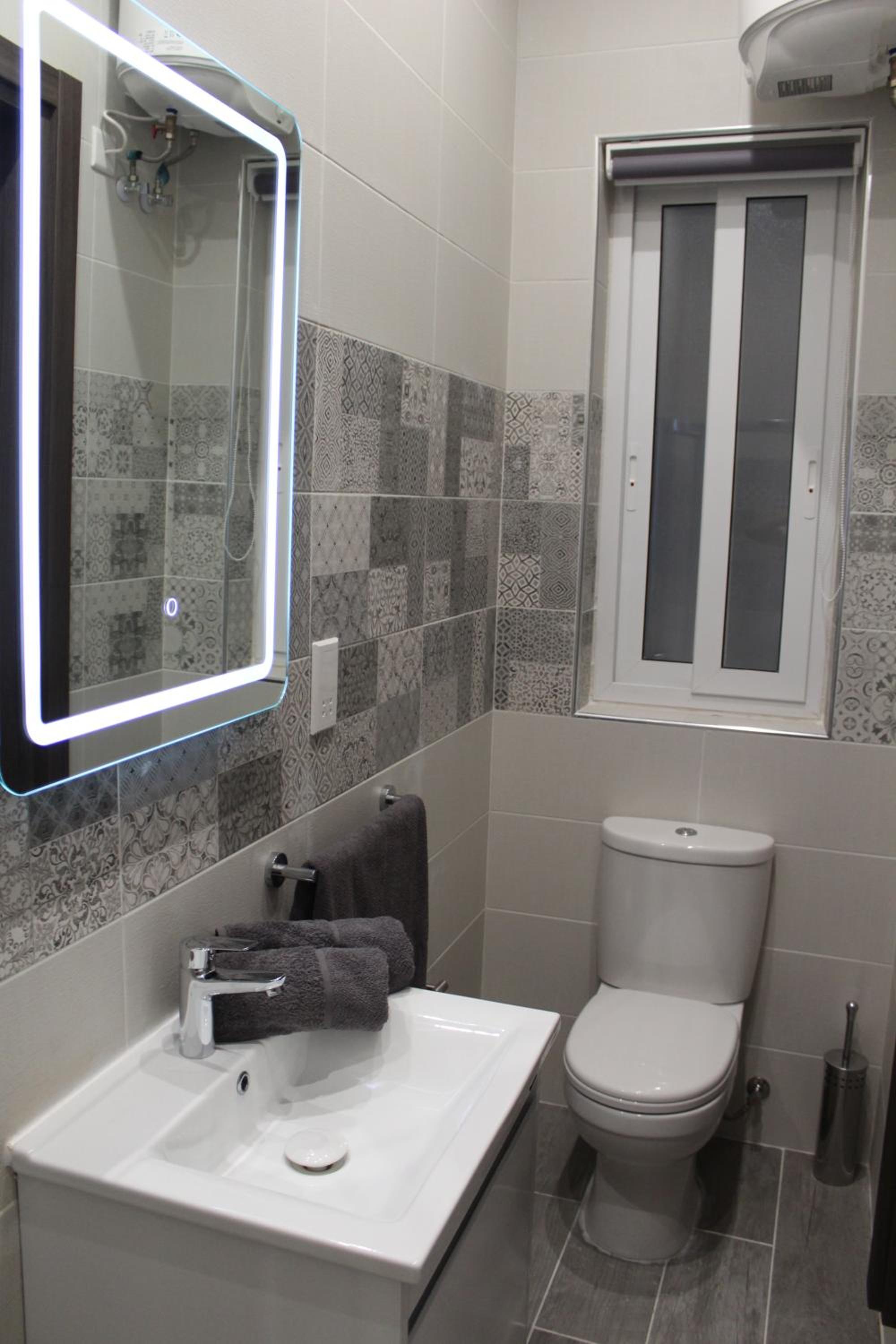 Corner bright apartment in central area of Gzira - 5min walk to Promenade view 4