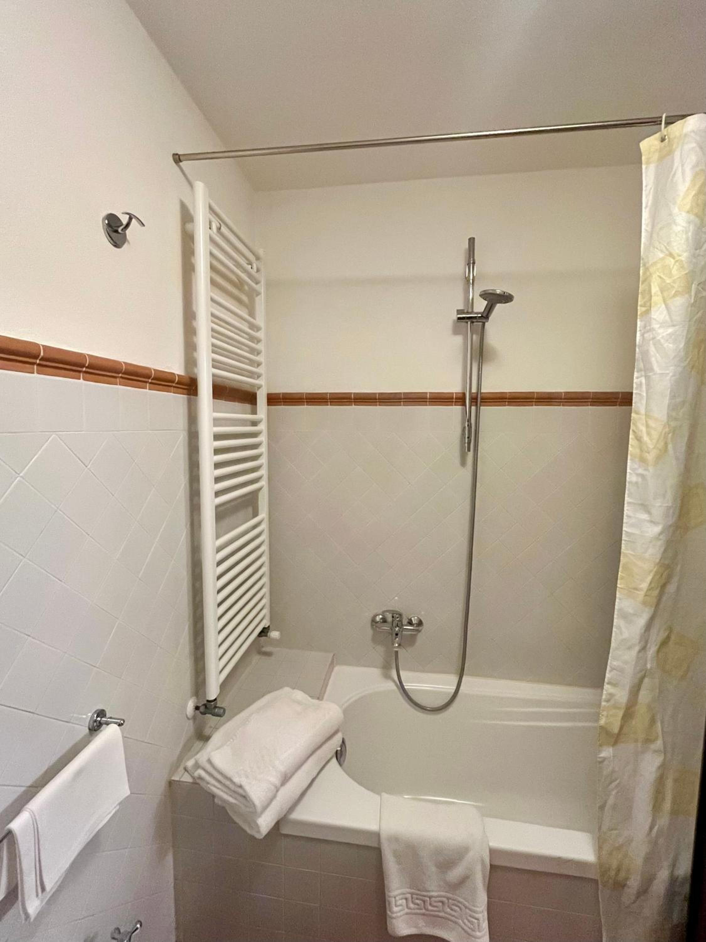 Le Ginestre en San Gimignano — bathroom