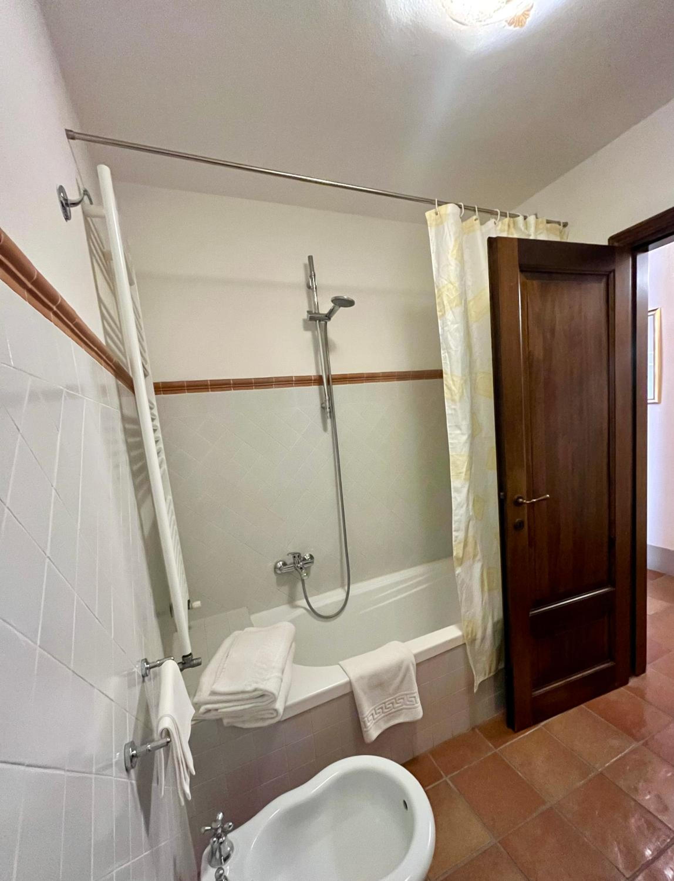 Le Ginestre en San Gimignano — bathroom