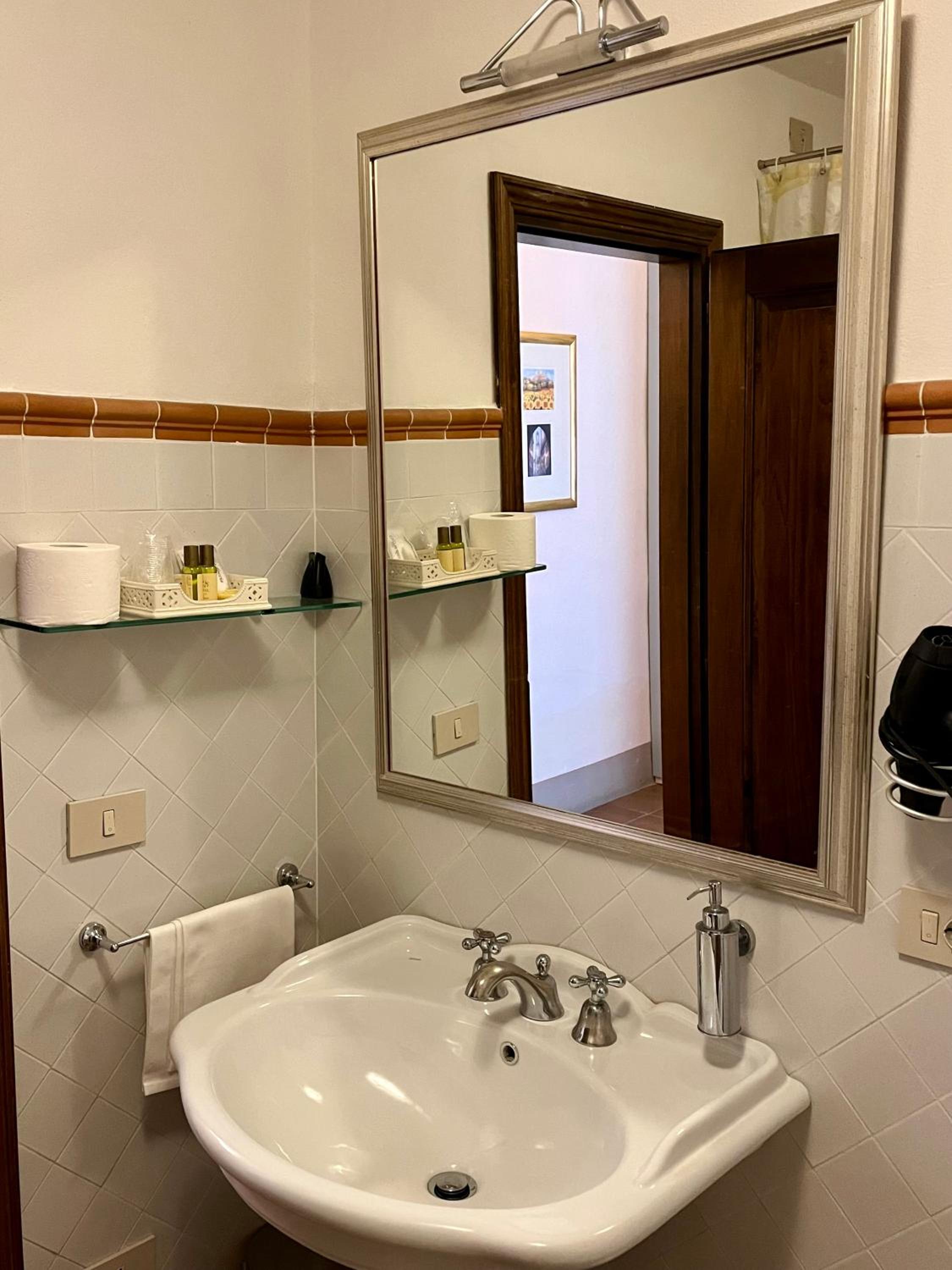 Le Ginestre en San Gimignano — bathroom