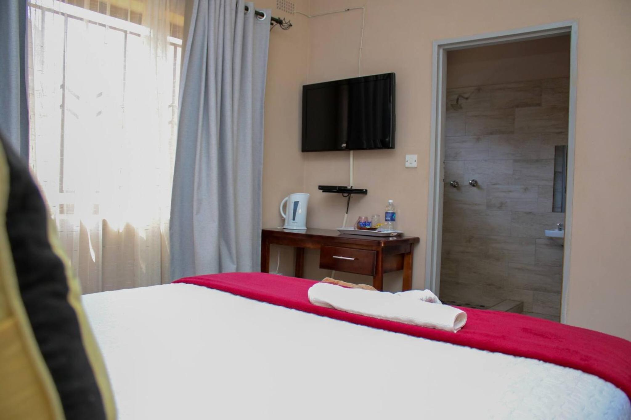 Lulu Guest Lodge, Low-Density Suburbs, Victoria Falls view 3