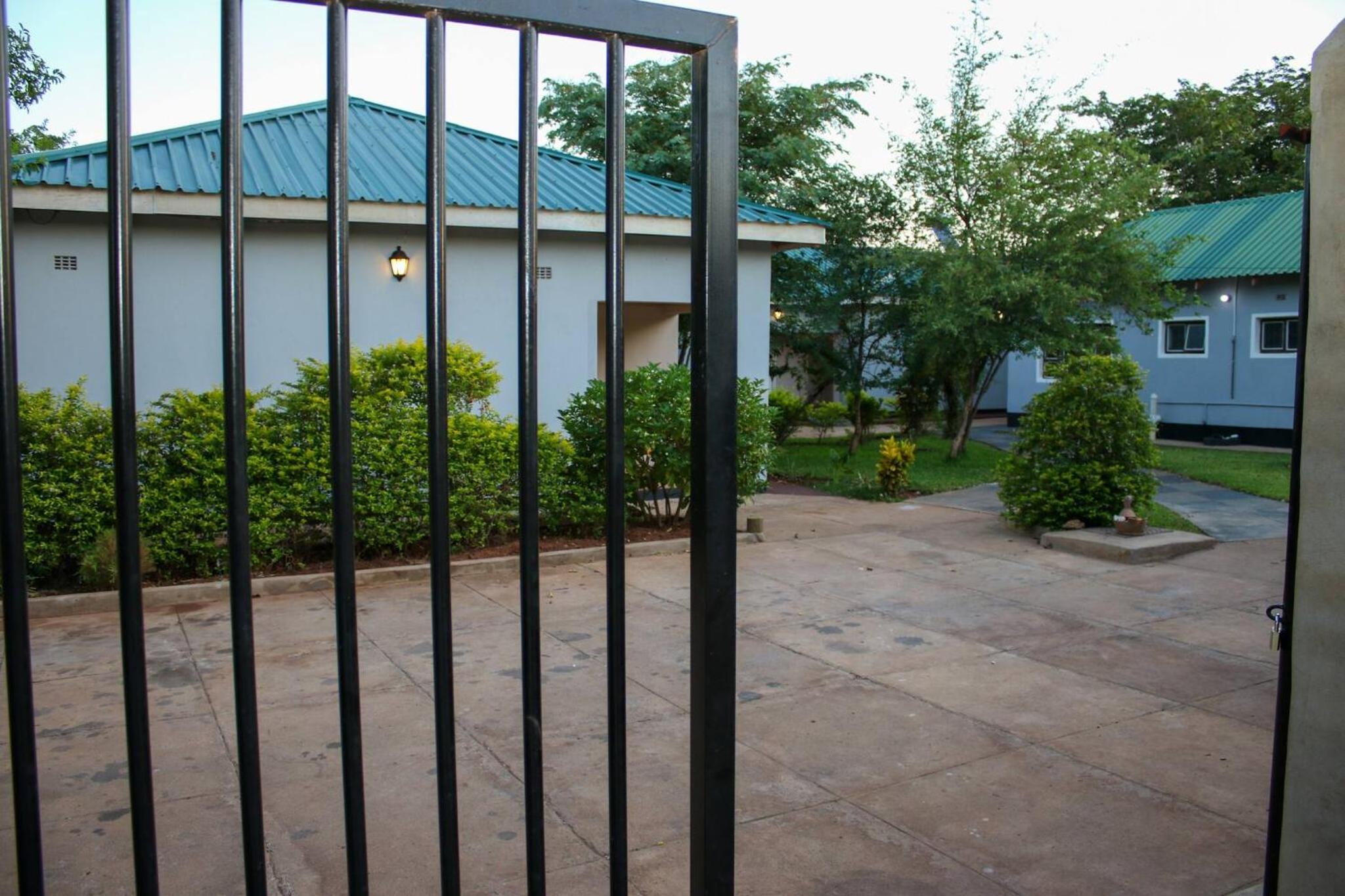 Lulu Guest Lodge, Low-Density Suburbs, Victoria Falls view 5