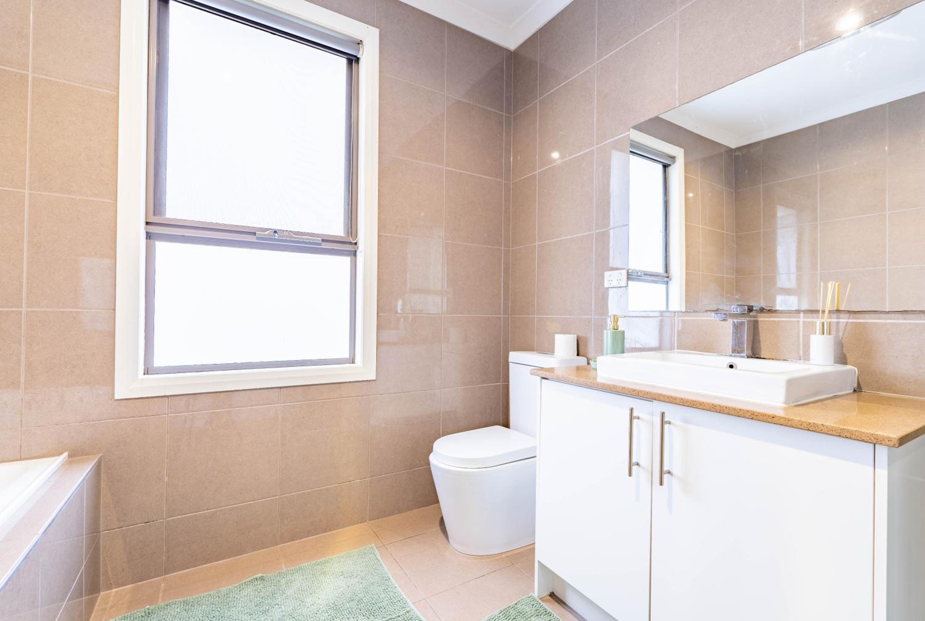 Hidden Gem - 3 bedroom townhouse in Heidelberg West
