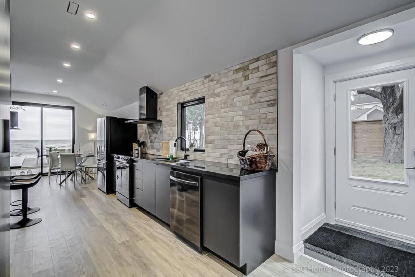 Viva La Vida - Lakeside Retreat by Instant Suites