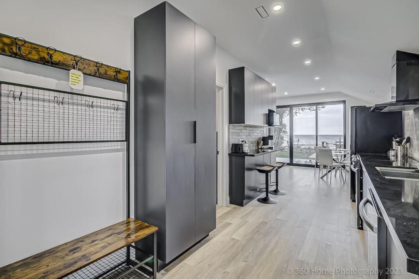 Viva La Vida - Lakeside Retreat by Instant Suites