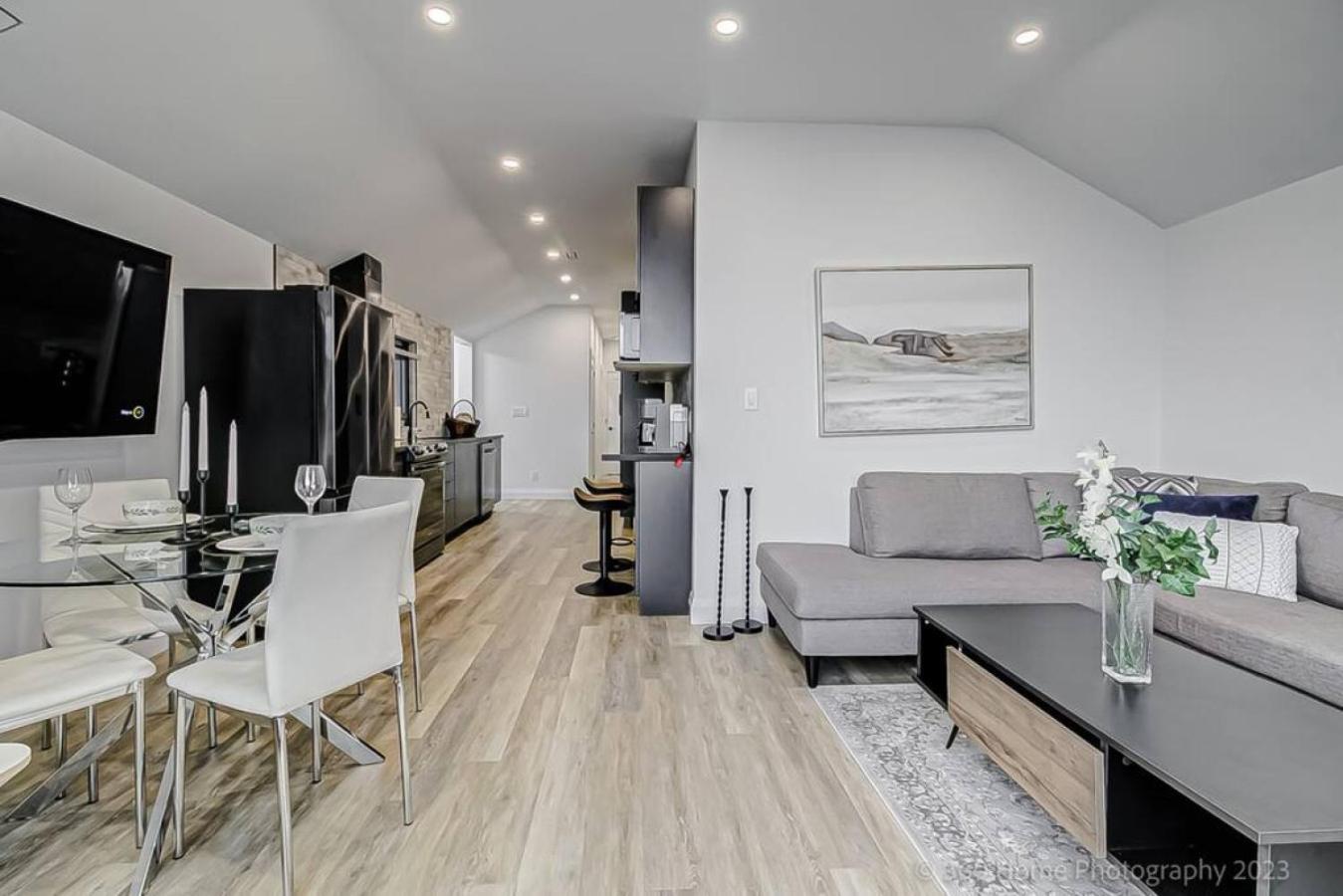 Viva La Vida - Lakeside Retreat by Instant Suites