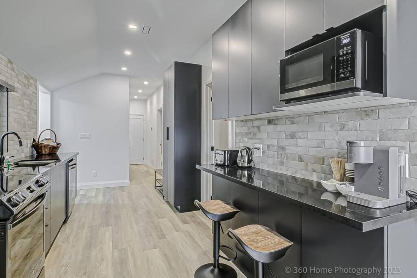 Viva La Vida - Lakeside Retreat by Instant Suites