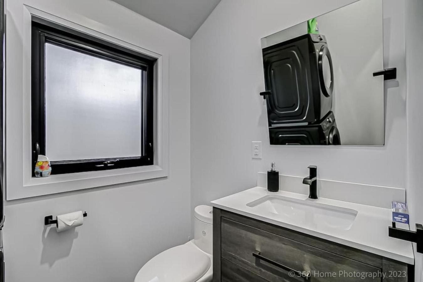 Viva La Vida - Lakeside Retreat by Instant Suites