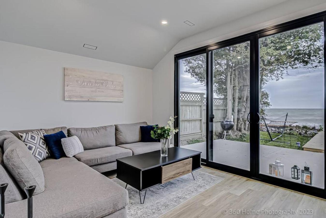 Viva La Vida - Lakeside Retreat by Instant Suites