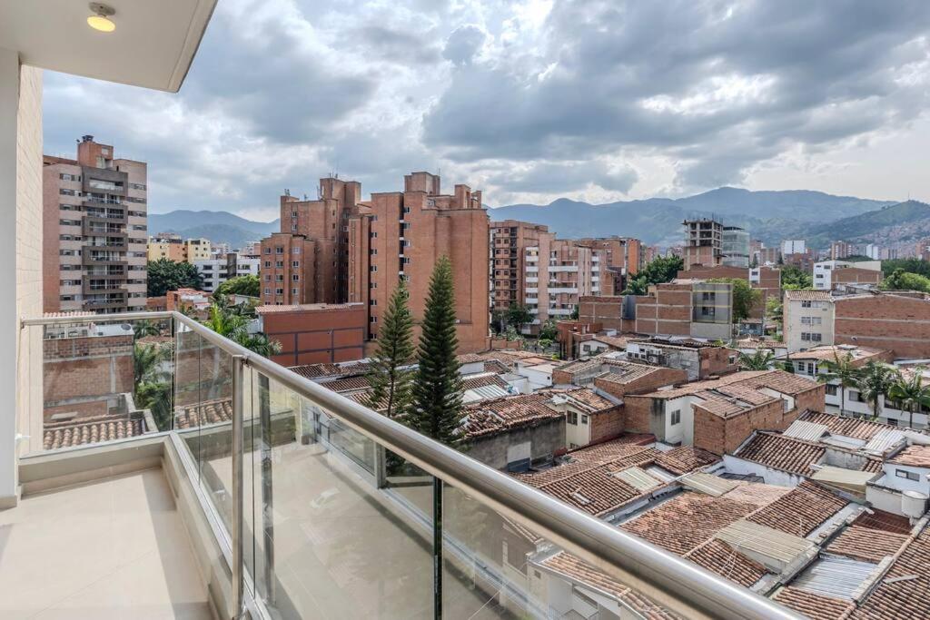 Balcón en Laureles, AC, Piscina, Estacionamiento 601