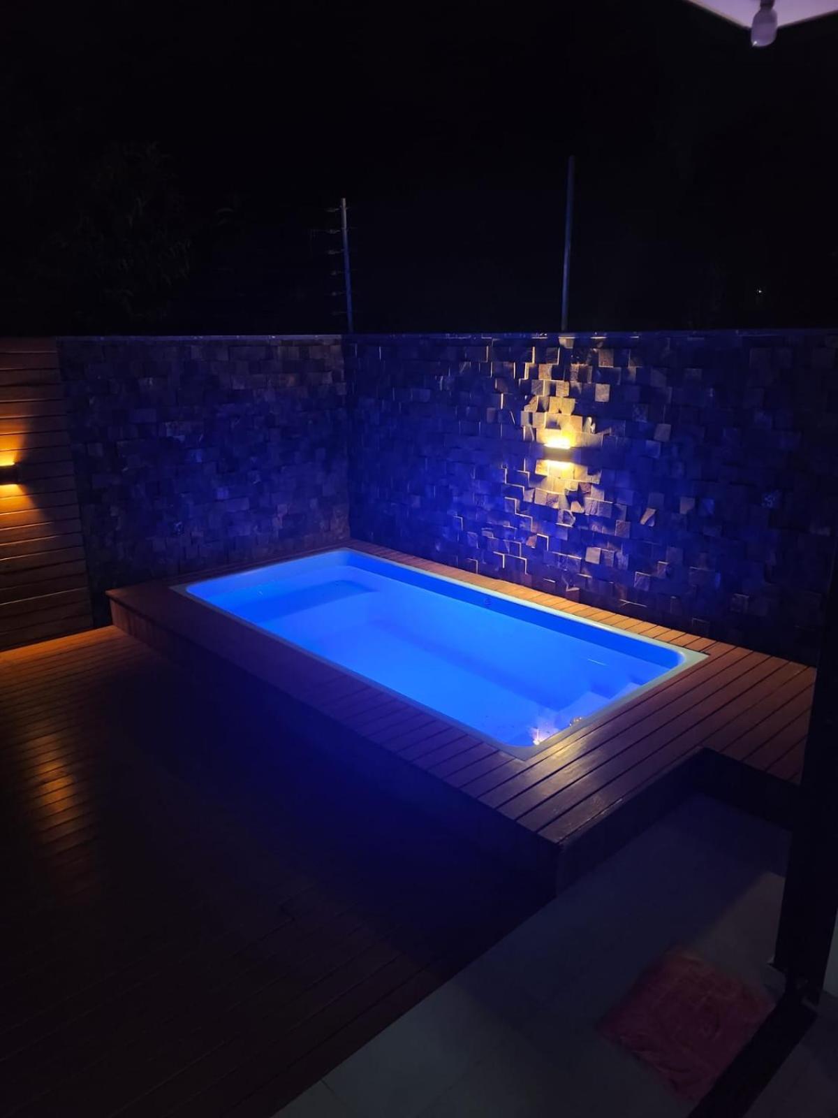 Lugar encantador com piscina.