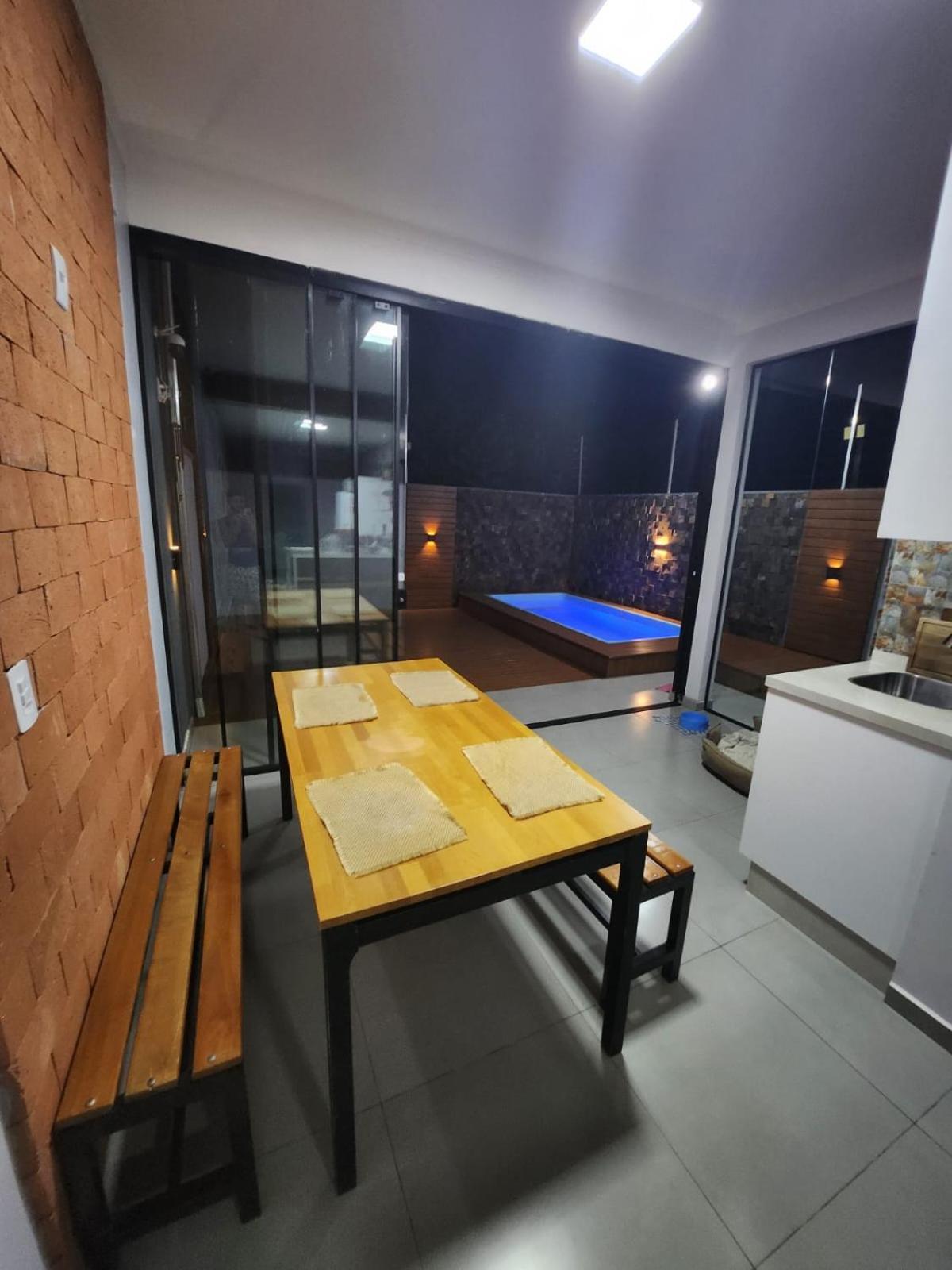 Lugar encantador com piscina.