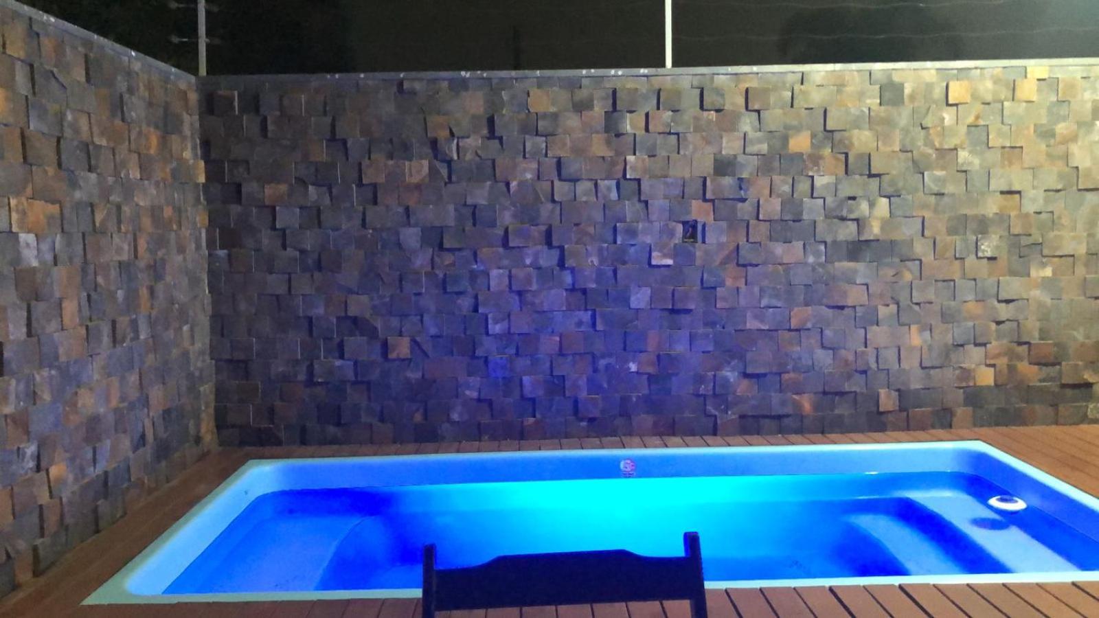 Lugar encantador com piscina.