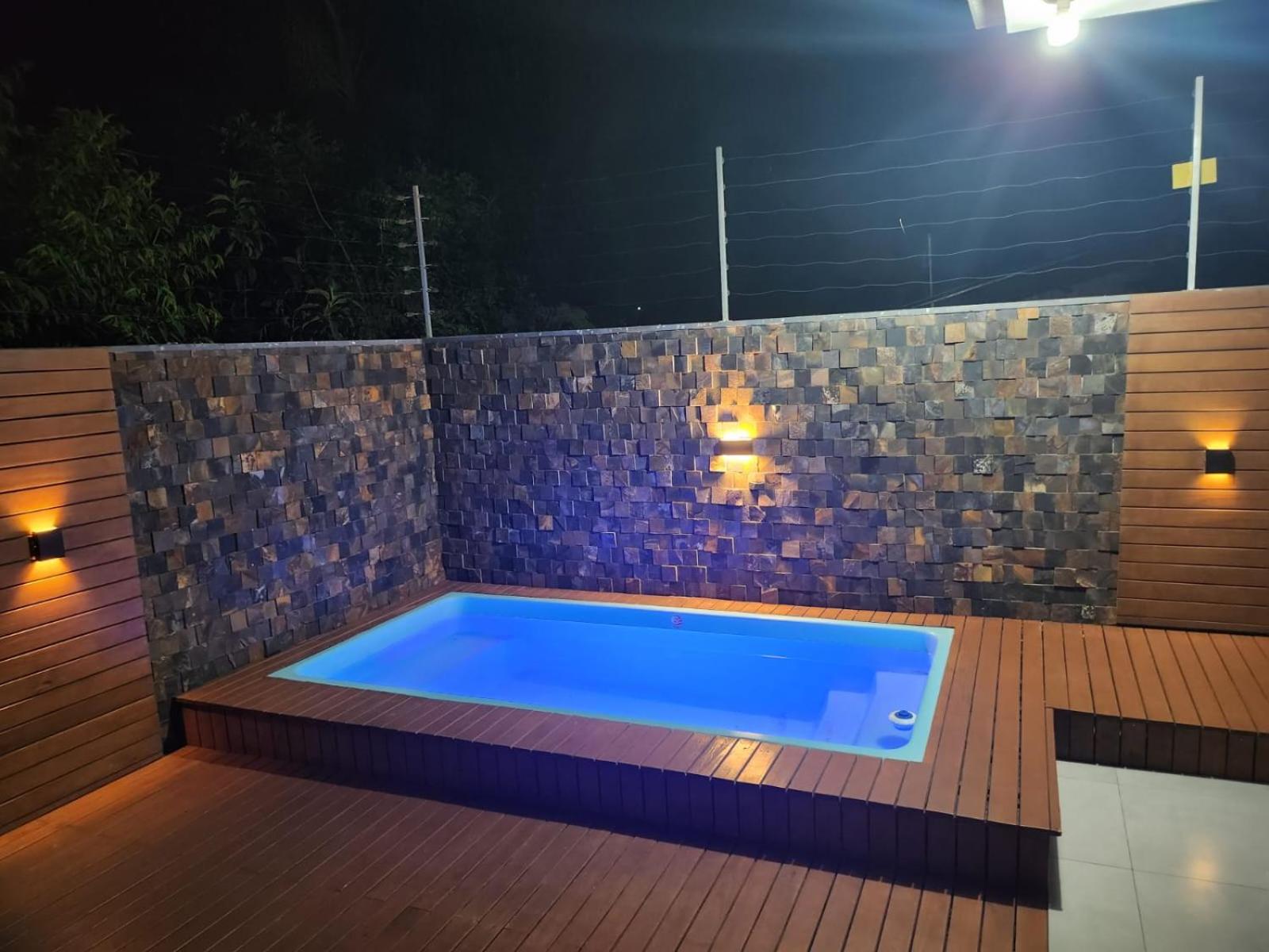 Lugar encantador com piscina.