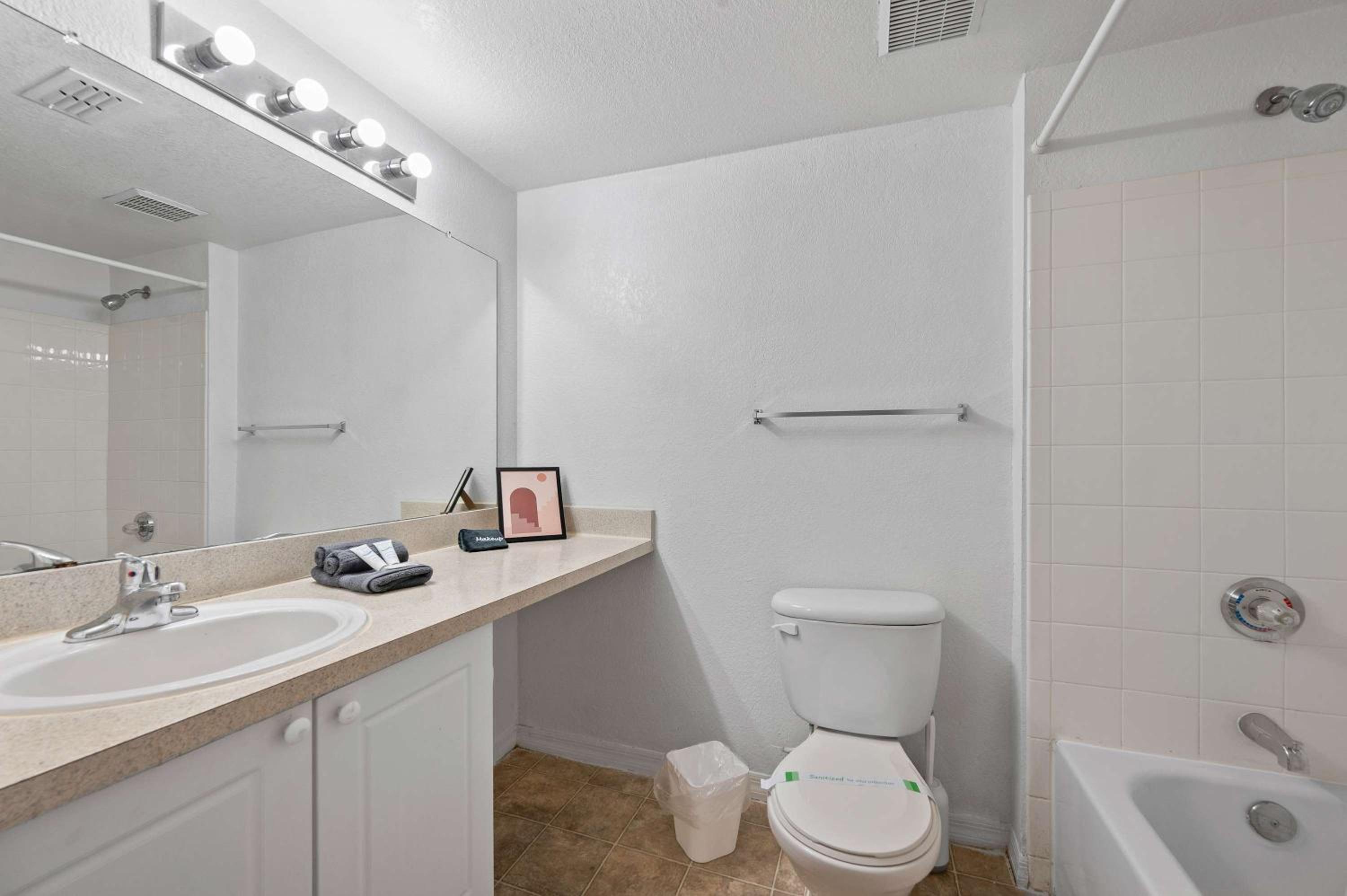 Tampa Vacations - Modern Stay 1 Mile to USF Pool Gym - Property Image 54