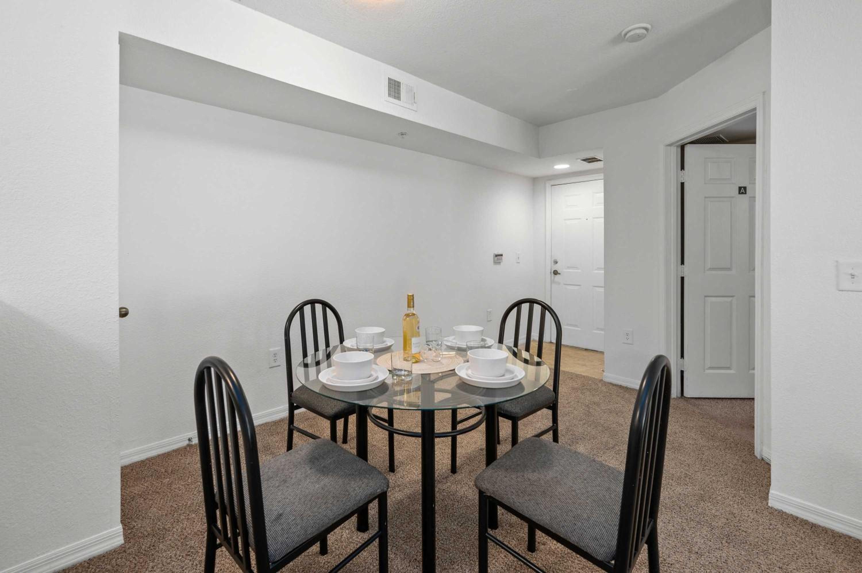 Tampa Vacations - Modern Stay 1 Mile to USF Pool Gym - Property Image 2