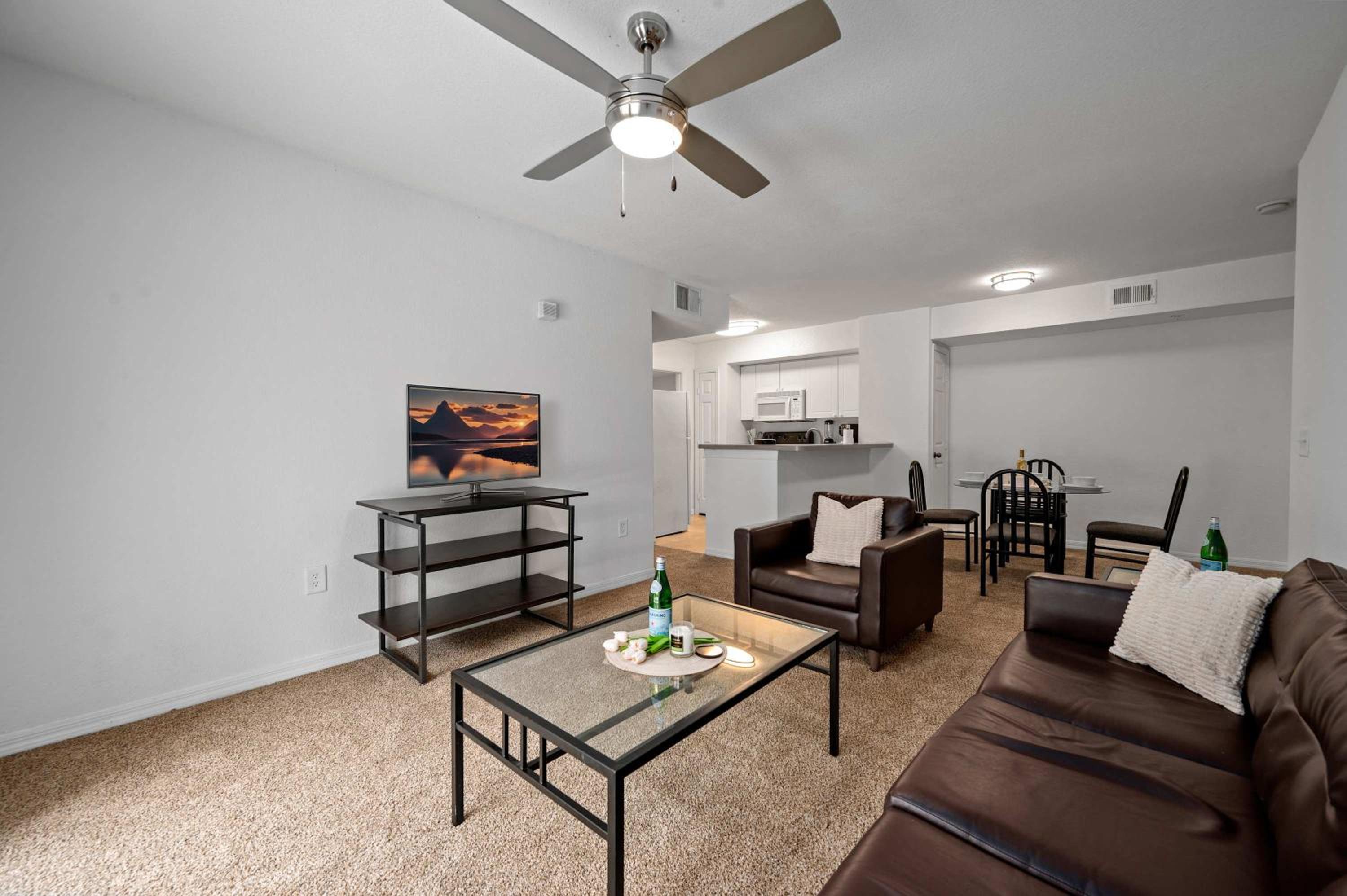 Tampa Vacations - Modern Stay 1 Mile to USF Pool Gym - Property Image 4